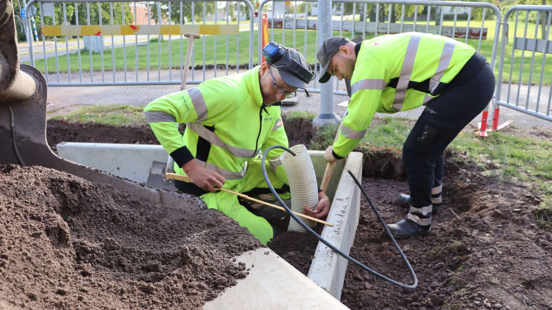 Per Johansson och Hannes Månsson från Dalslunds åkeri gör i ordning för de nya cykelställen under tak i höjd med Coop på Skövdevägen. 