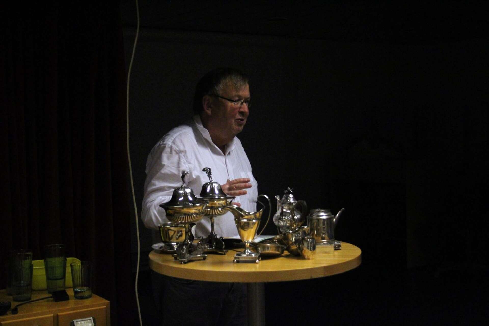 Antikexperten Sten Torstensson inte bara berättade om silverskatter utan lät också publiken få känna på de snusdosor, begravningsskedar, chokladkannor, soppslevar, raguskedar och sockerströare han hade tagit med sig. 



   