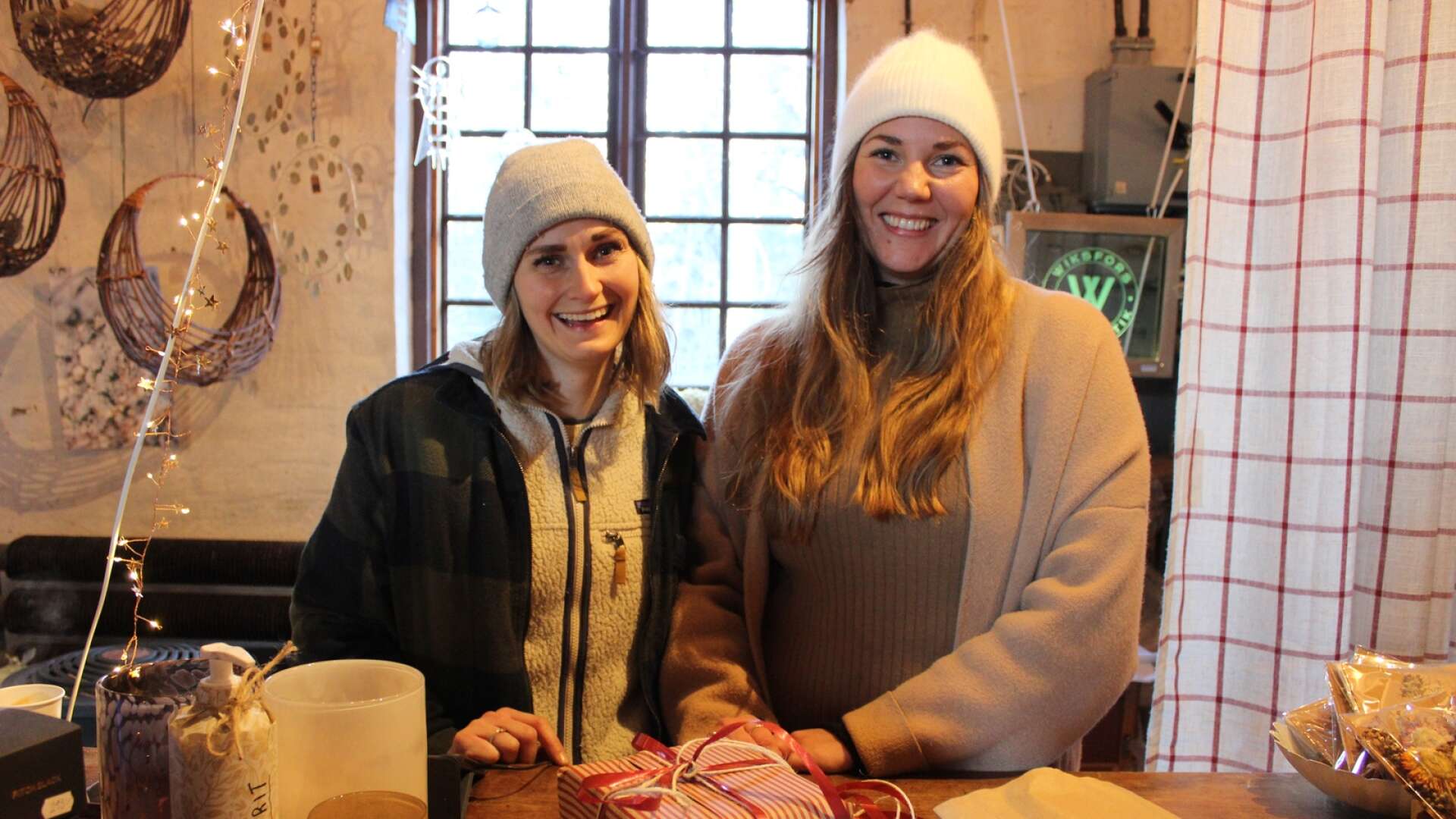 Josefine Wikholm och Helen Jonsson hade gjort det julfint i Wiksfors bruksbutik.