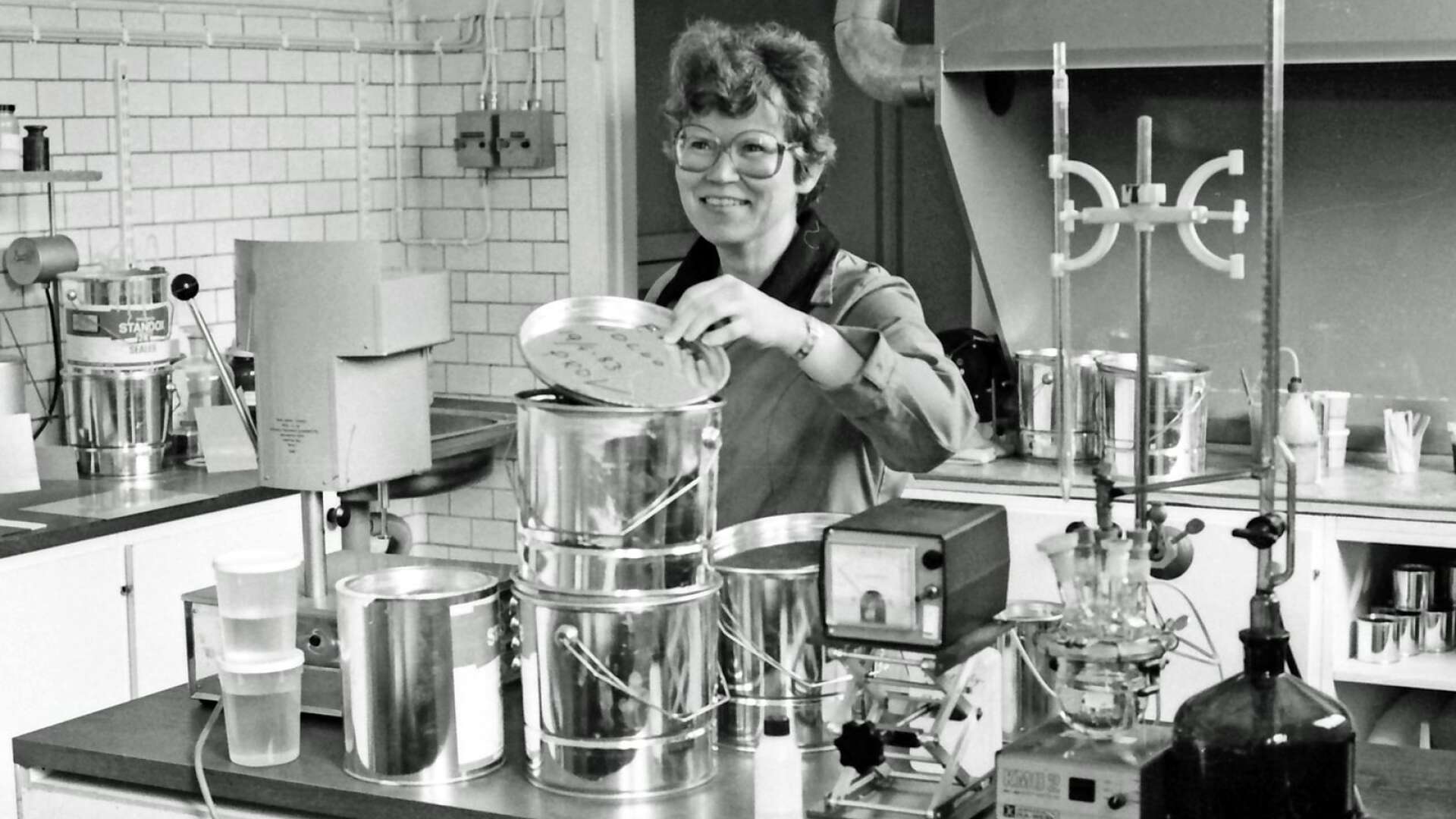 I den lokal som på mejeritiden användes som mjölkaffär med ingång från Tingsgatan var det på färgfabrikens tid ett laboratorium där Marianne Norelius arbetade. Bilden togs 1983. 