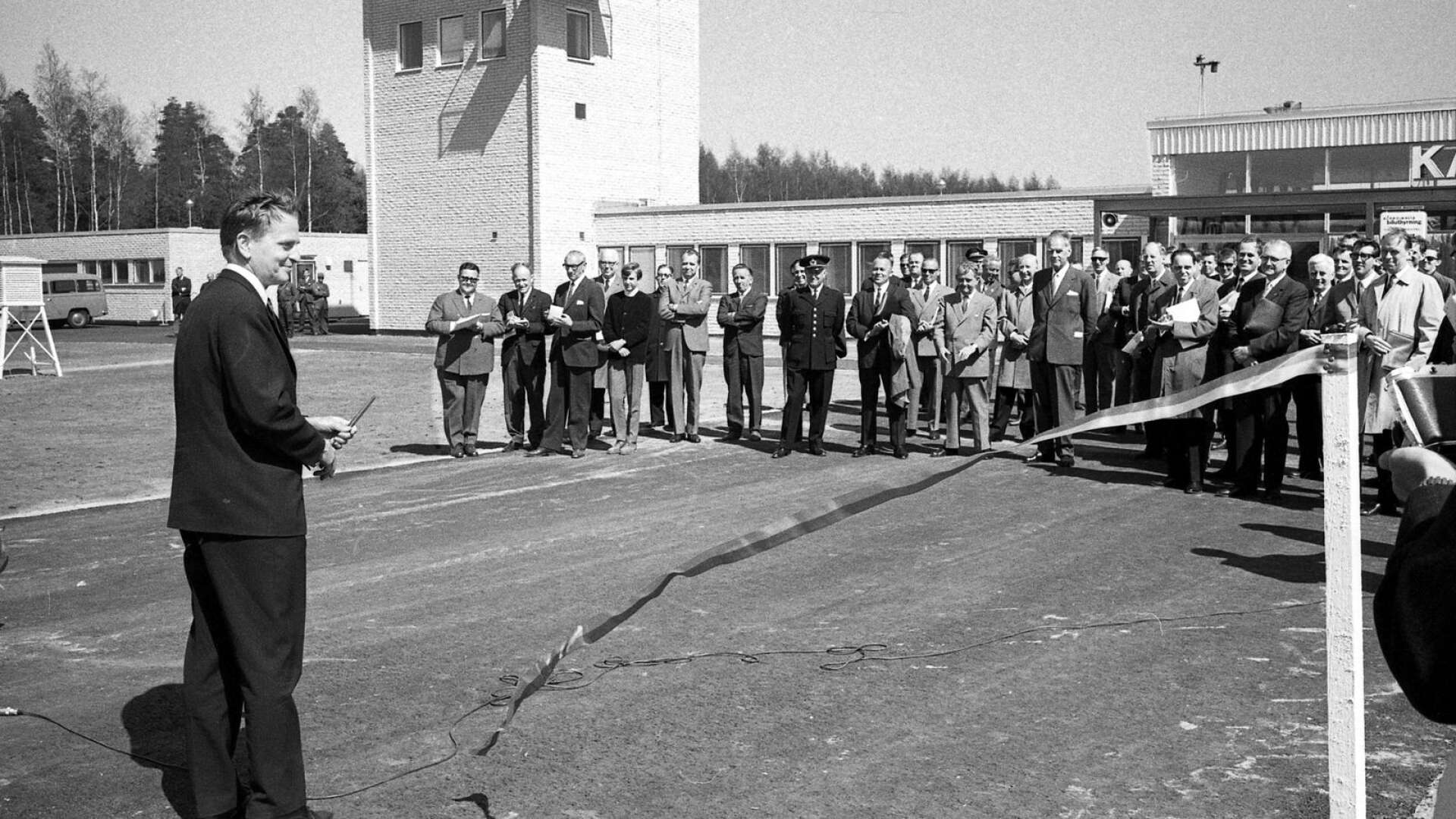 Den 16 maj 1966 invigdes den nya flygterminalen på Karlstads flygfält av, då kommunikationsminister, Olof Palme.