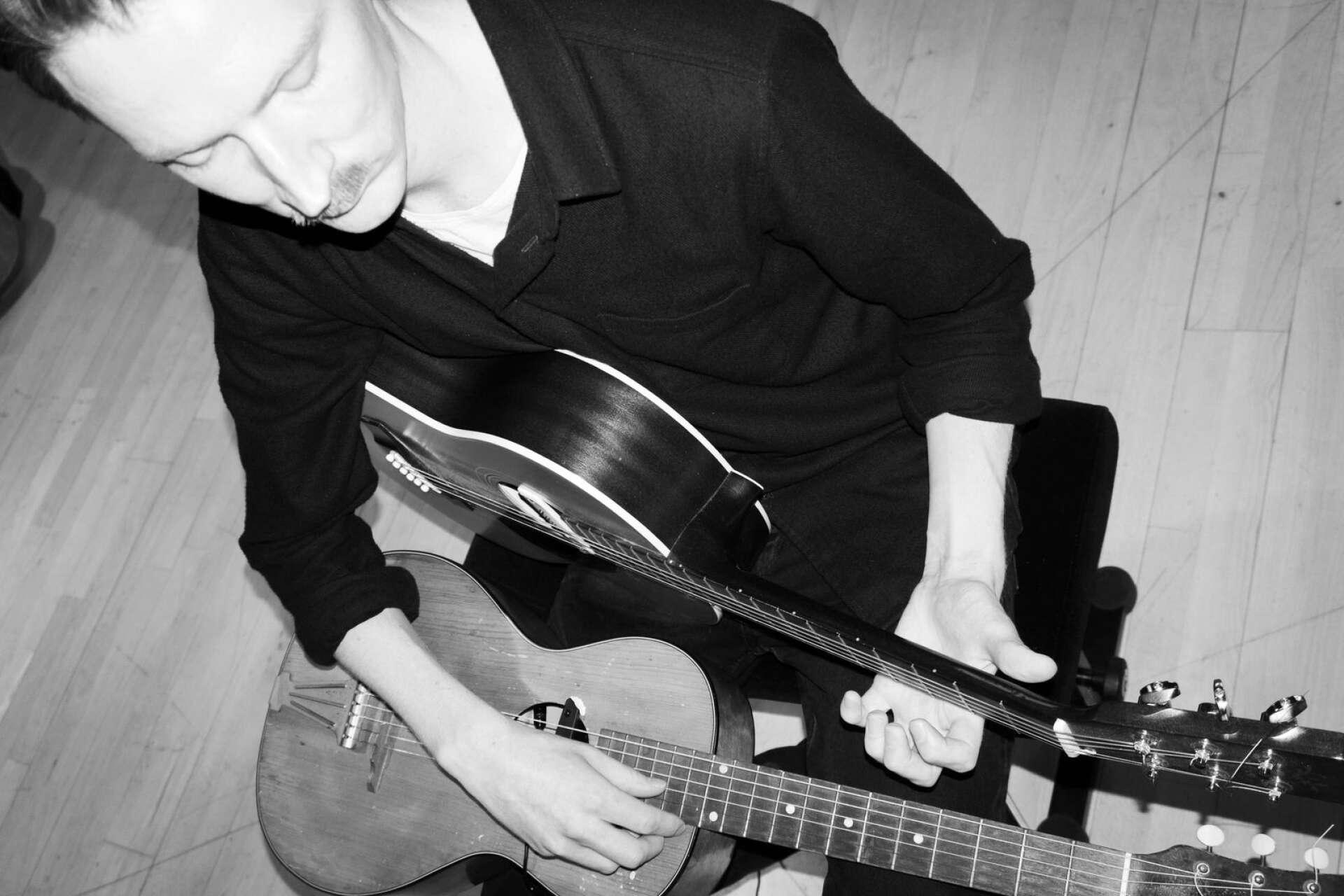 Musikern, låtskrivaren och producenten Anton Toorell har släppt ett album där han experimenterar fram nya ljud ur akustiska gitarrer.