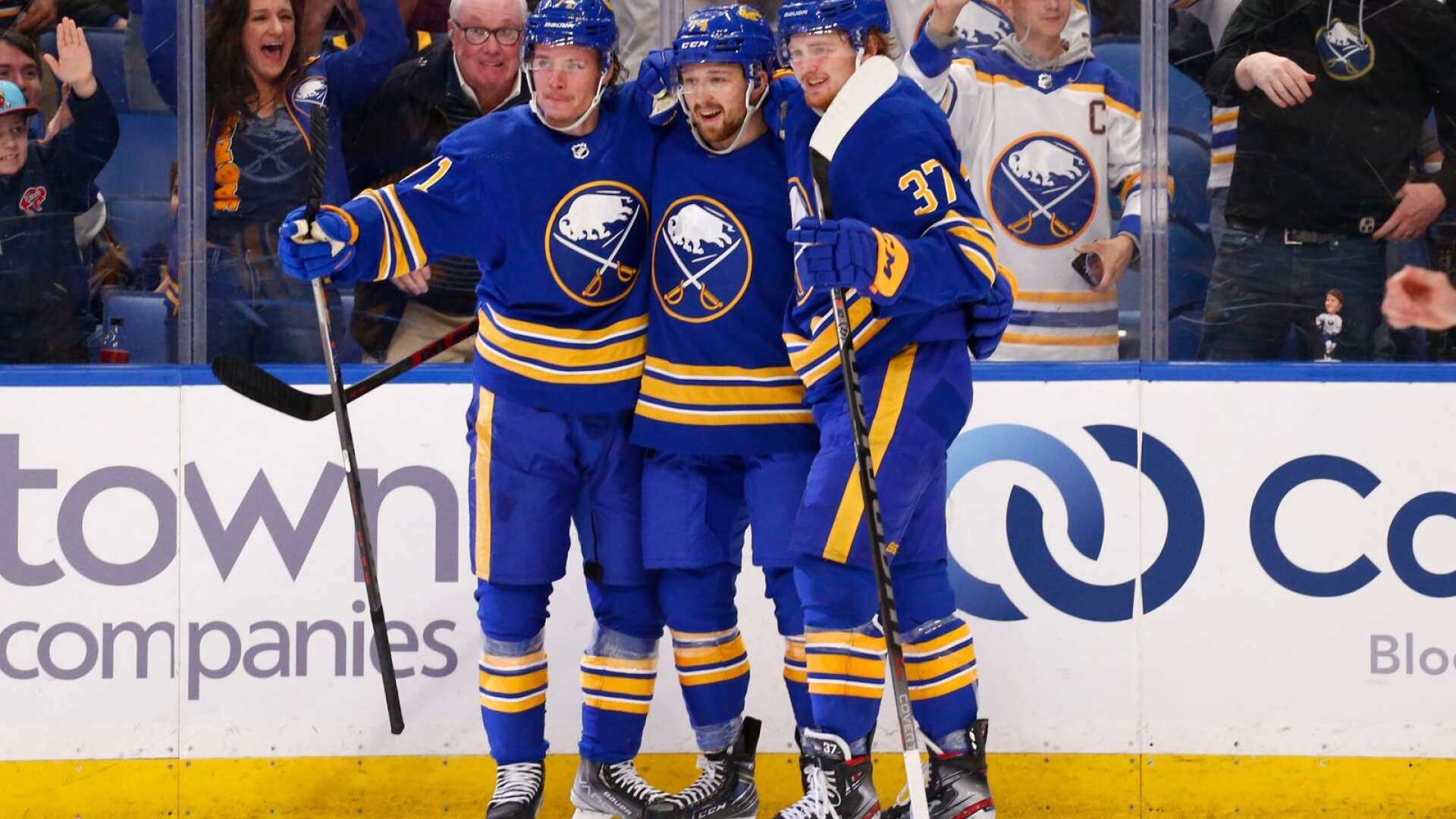 Rasmus Asplund (i mitten) och hans Buffalo Sabres har fyra segrar i följd i NHL med två matcher kvar av grundspelet.