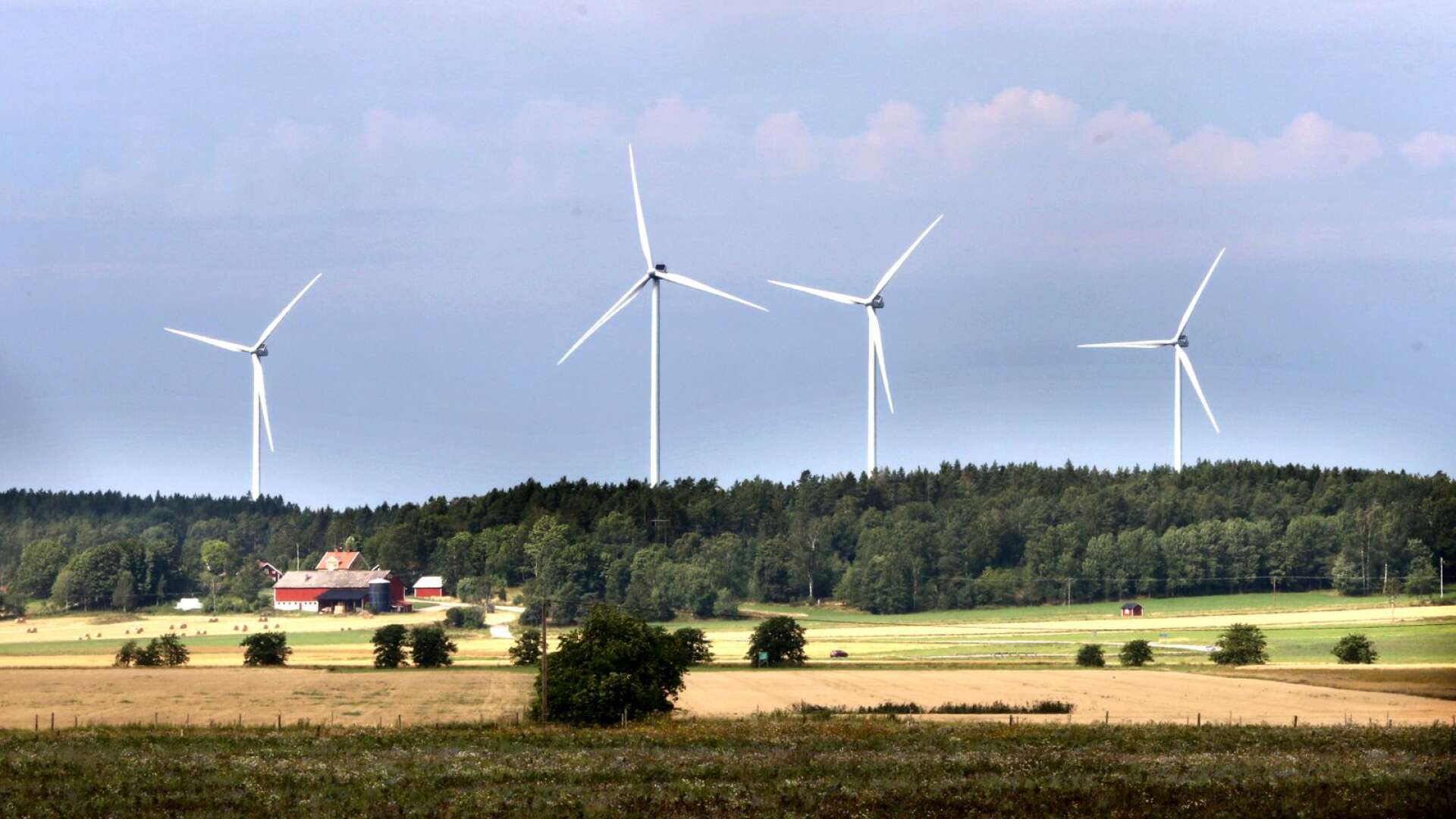 Landinfra Energy AB utreder förutsättningarna för vindkraft i ett område i Arvika kommun och ett i Eda kommun. Den här bilden visar vindkraft på annan ort. 