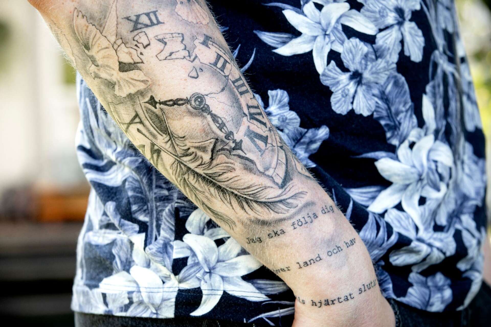 Lillebror Isac har tatuerat strofen från Sareks låttext som en hyllning till sin mördade storasyster. 