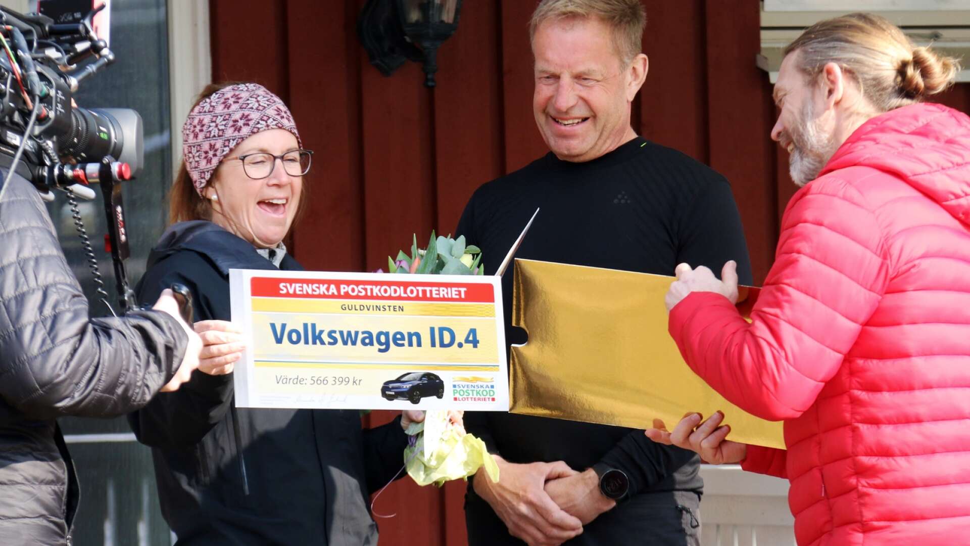 Jennie Blomberg Sjöstedt fick sig en rejäl överraskning på tisdagsförmiddagen när ett tv-team från Postkodlotteriet knackade på dörren och överlämnade en helt ny bil till henne och maken Thomas.