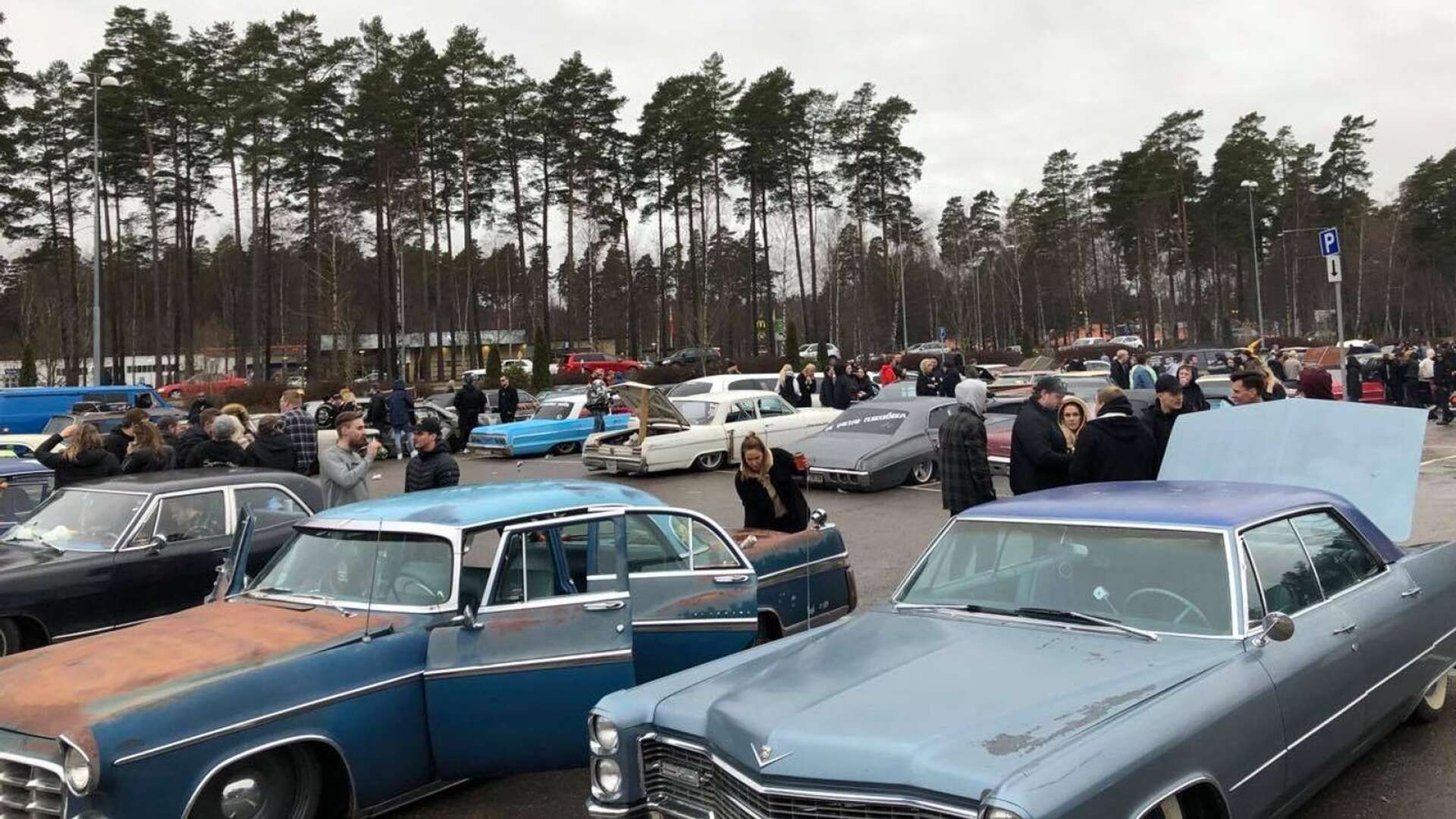 Hundratals ungdomar träffades på arenans parkering i Lidköping.