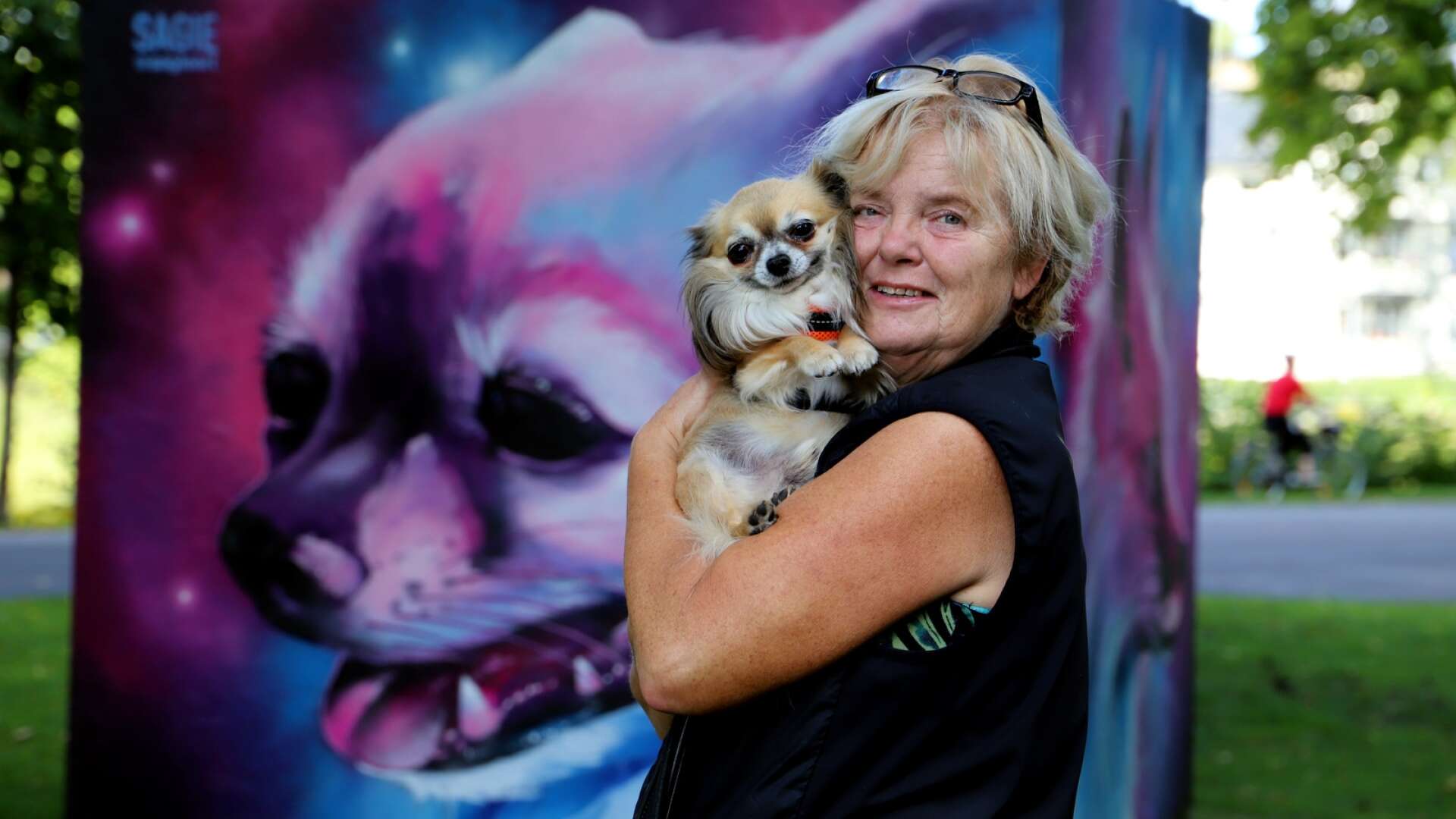 Agneta Höijer fick en glad överraskning när hon kom ner till parken. Hennes hund Uno hade fått stå modell för ett konstverk av Karlstadsbördiga street art-artisten Sagie. 