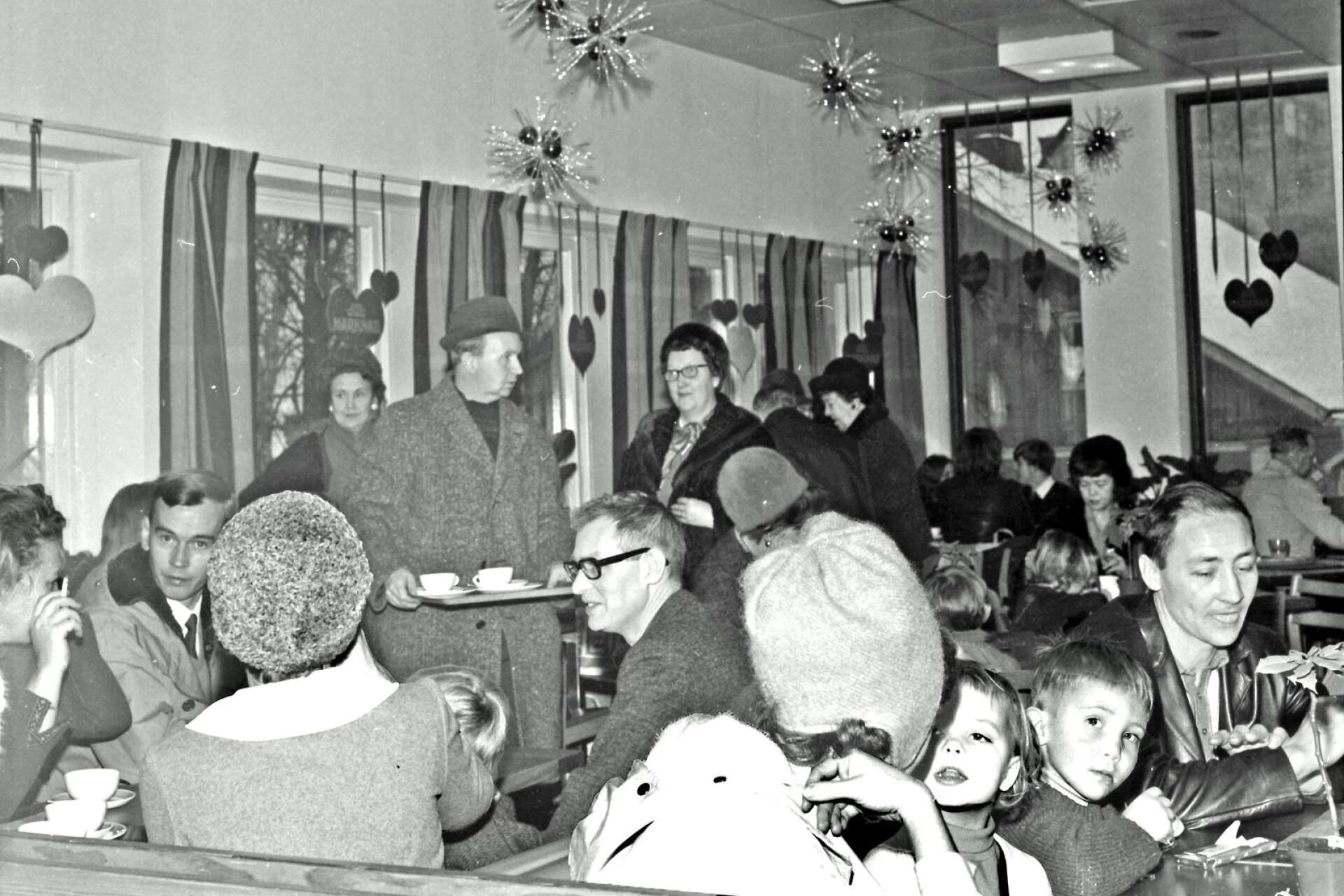 En trappa upp låg EPA-baren, som blev ett populärt lunchställe för många Säfflebor. Här hade också Visklubb-67 under många år sina visaftnar med kända artister. 