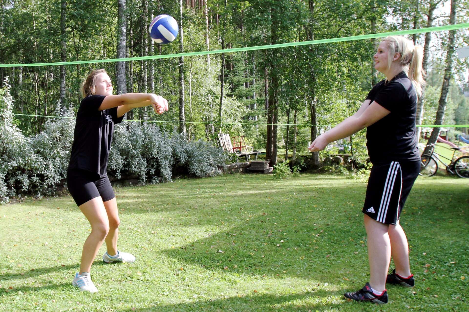 Vollleyboll. Tjejerna Josefine och Jennifer Frostelid från Björneborg spelar i superettan med Degerfors-klubben VK Orion