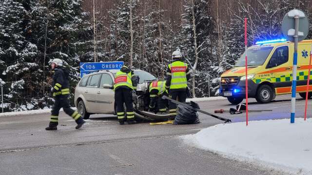 På fredagseftermiddagen kolliderade två bilar på E20, norr om Mariestad, i höjd med Torsövägen. 