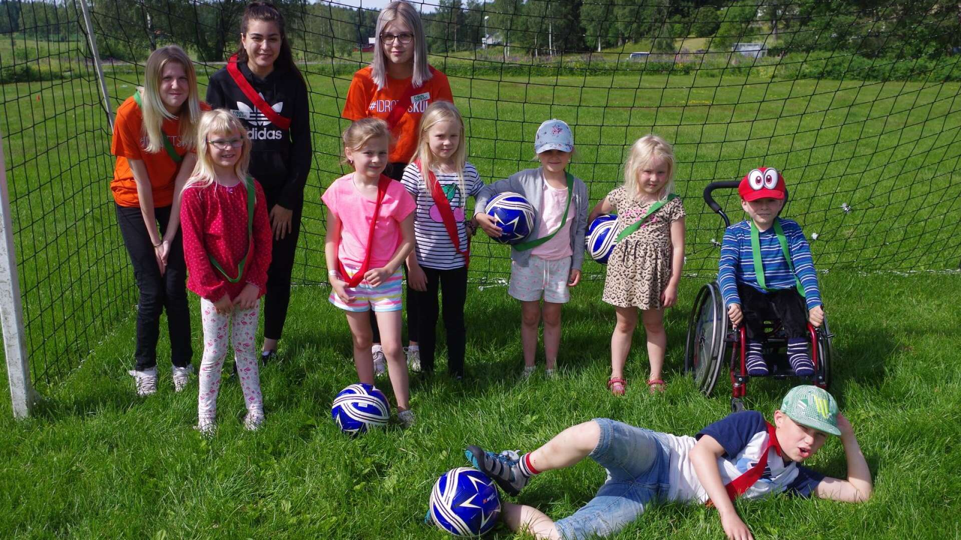 Barn och ledare samlade vid Fritidsbankens besök i Långserud.
