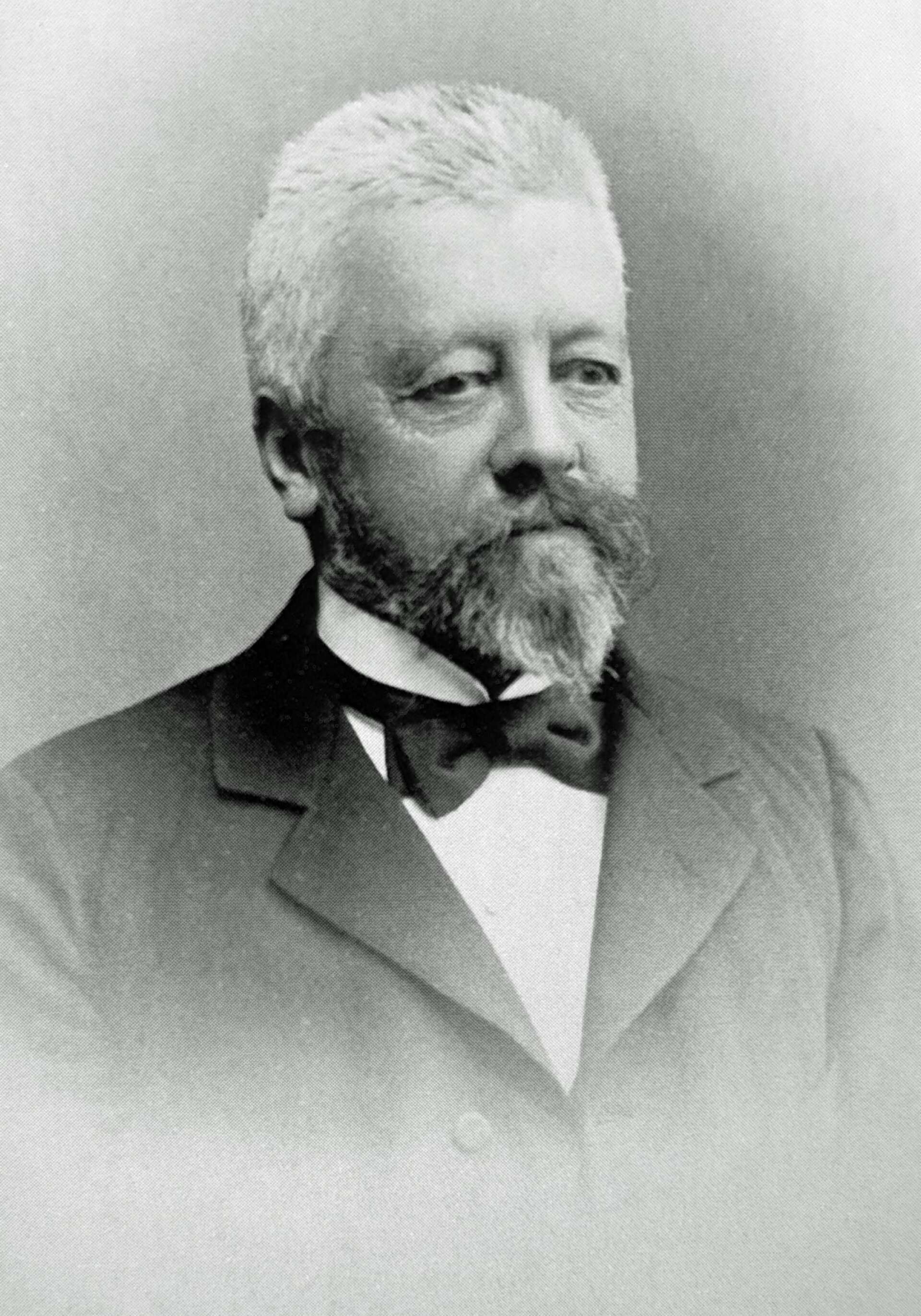 Mellan 1889 och 1906 var Leonardh Groth postmästare i Säffle, den andre i raden. 