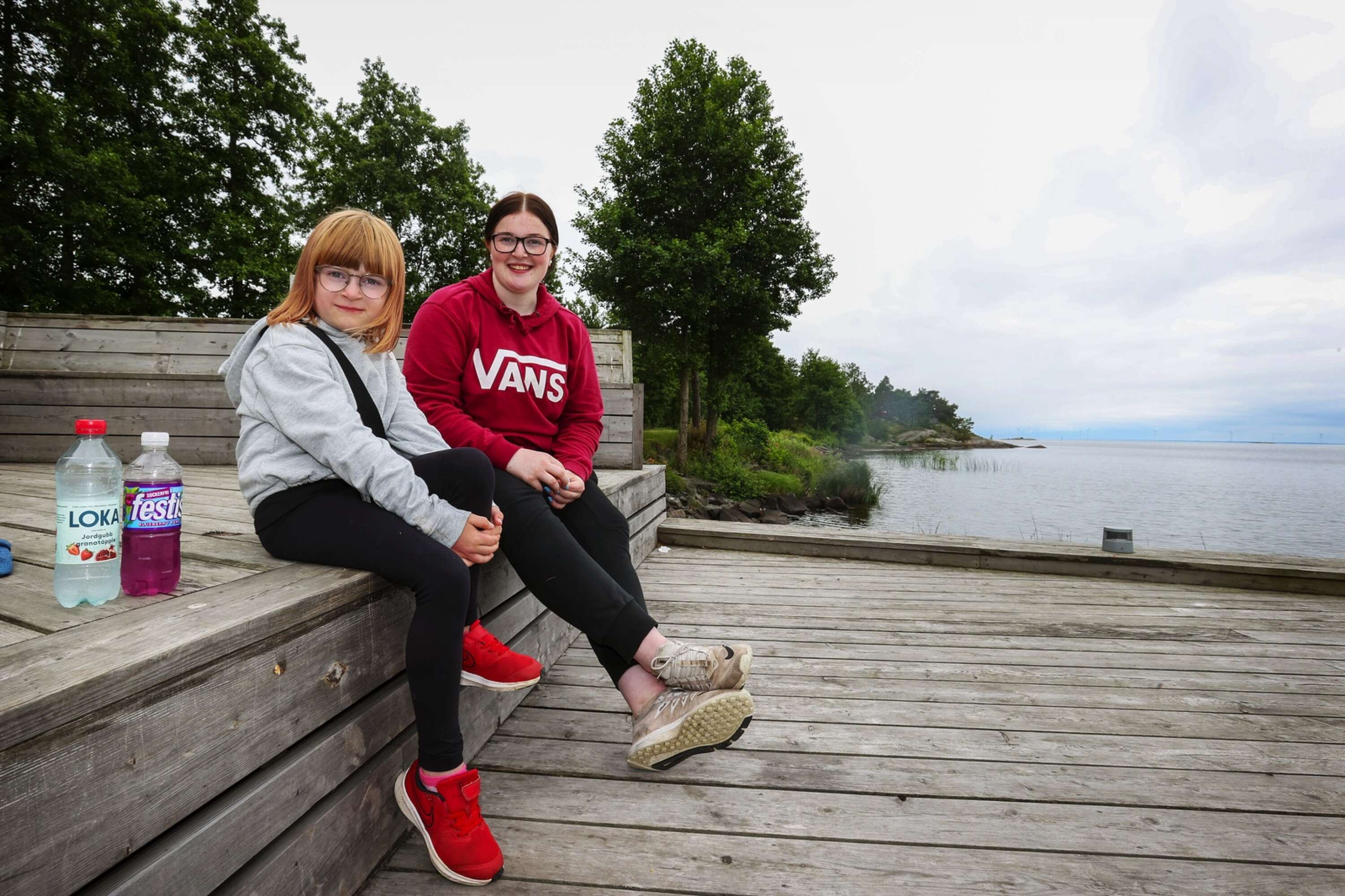 I Lillängshamnen sitter systrarna Astrid, 6, och Alva Olsson, 18, och njuter av sommarlovet. Astrid gillar att ha nära till bad – Getingberget är en favorit.