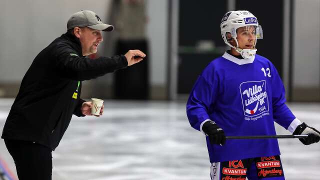 Tim Persson får goda råd av tränare Johan Sixtensson.