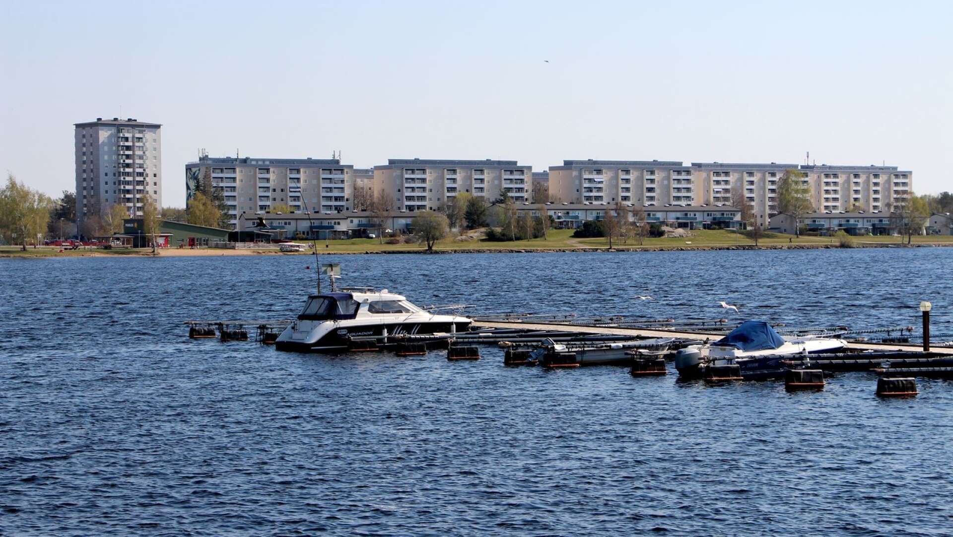 Karlstads kommun har gjort om avtalen för båtplatserna i Karlstad. Det har lett till att köerna har kortats rejält, bland annat i Mariebergsviken.