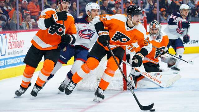 Adam Ginning med pucken i sin NHL-debut i natt. Philadelphia Flyers besegrade Columbus Blue Jackets med 4-3 efter förlängning.