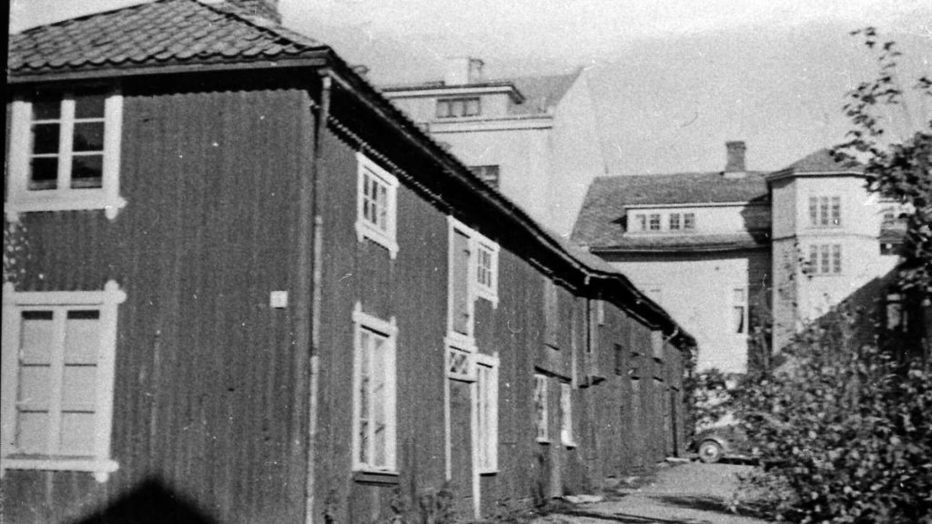 På gården bakom Envallshuset, mellan torget och Fogdegatan, fanns en stallbyggnad. Där kunde bland annat bönderna fråm Värmlandsnäs hyra stallsplats för sin häst under besök i Säffle. Stallbyggnaden revs vid mitten av 1960-talet.