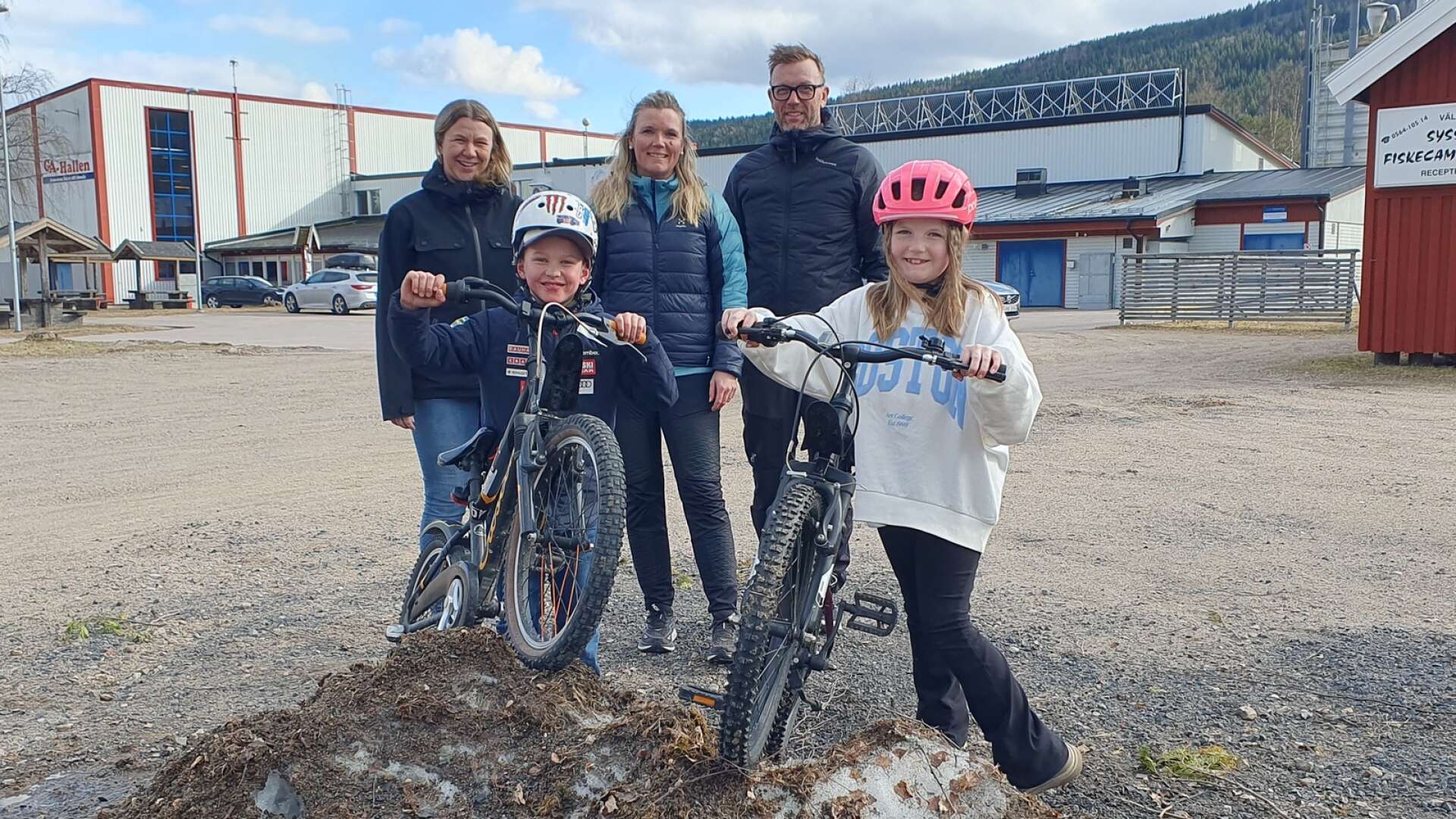 Här planeras en stor cykel-satsning av Hole Byalag i Sysslebäck, en &quot;pumptrack&quot;-bana för över tre miljoner. Det uppskattar Levi Adolfsson, 8 och Irma Nilsson Larsen, 7.