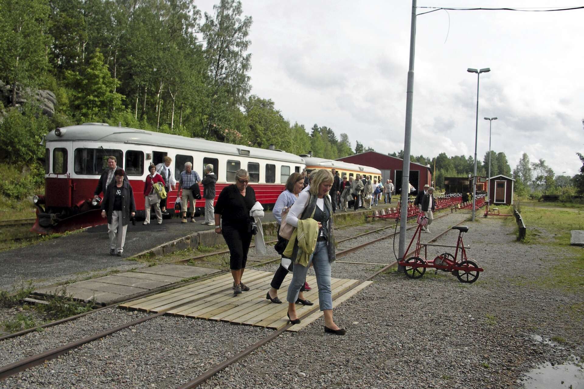 Järnvägsstationen i Bengtsfors utsattes för inbrottsförsök under torsdagen. Här en arkivbild från när en rälsbuss precis anlänt.