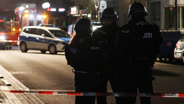 Polis har spärrat av ett område kring ett vattenpipkafé i Hanau efter en skottlossning då flera personer uppges ha dödats.