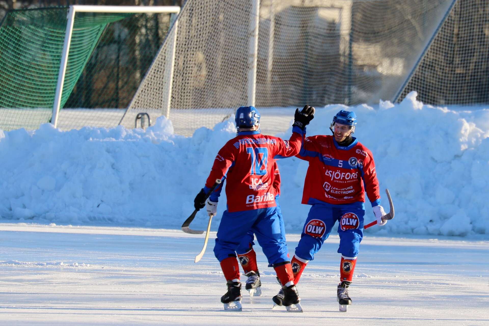 Säsongens första match på Stålvallen spelades i strålande sol. Lesjöfors/Filipstad mötte Finspång. 
