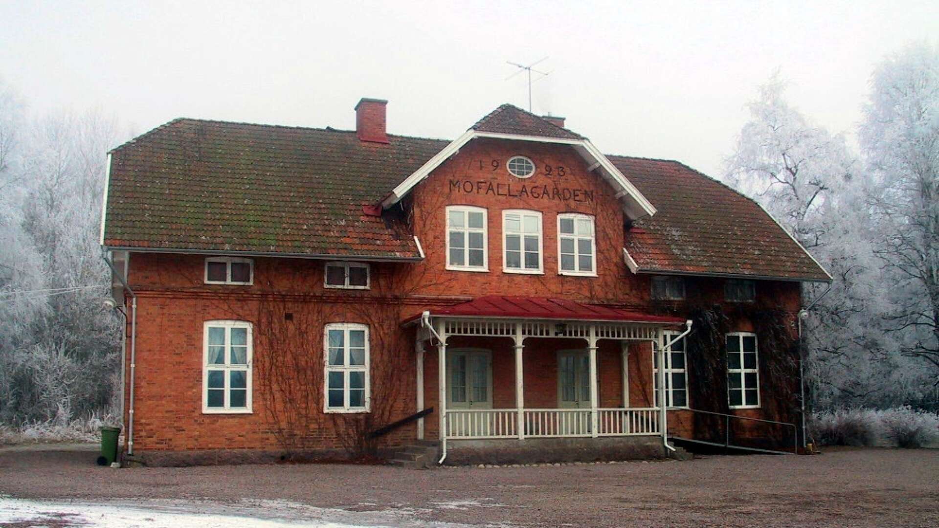 Mofallagården, ursprungligen en skolbyggnad ritad av Axel Jonsson och byggd 1925 har varit en del av Mofalla församling sedan 1967. Svenska kyrkan har nu sålt fastigheten till ett lokalt fastighetsbolag. 