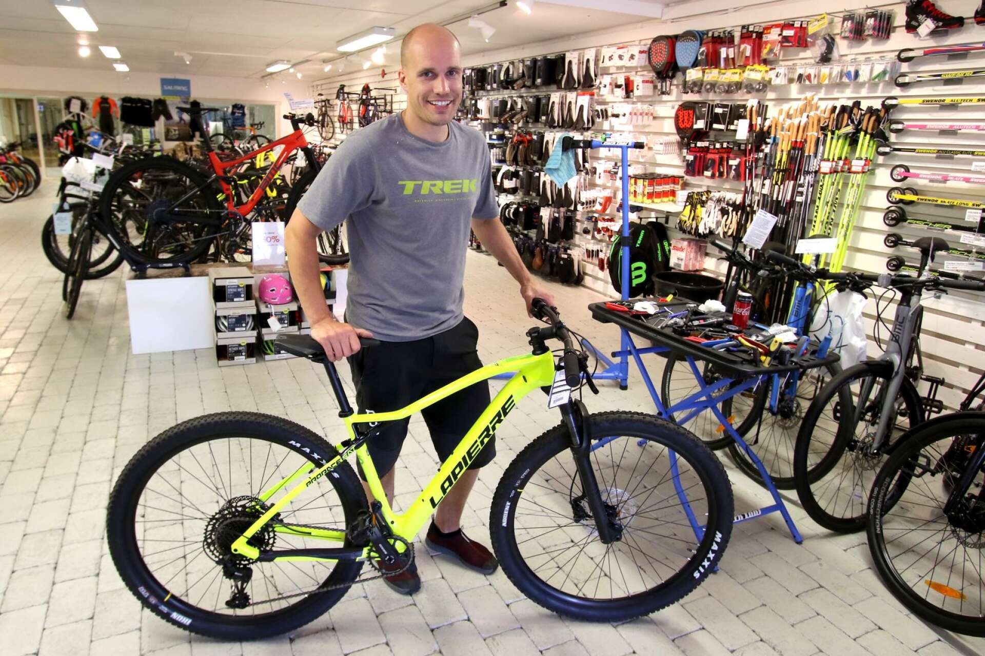 Johan Banstorp på 30 K Sport hade kunnat sälja betydligt fler moutainbikes - om det fanns några att få tag i vill säga.
