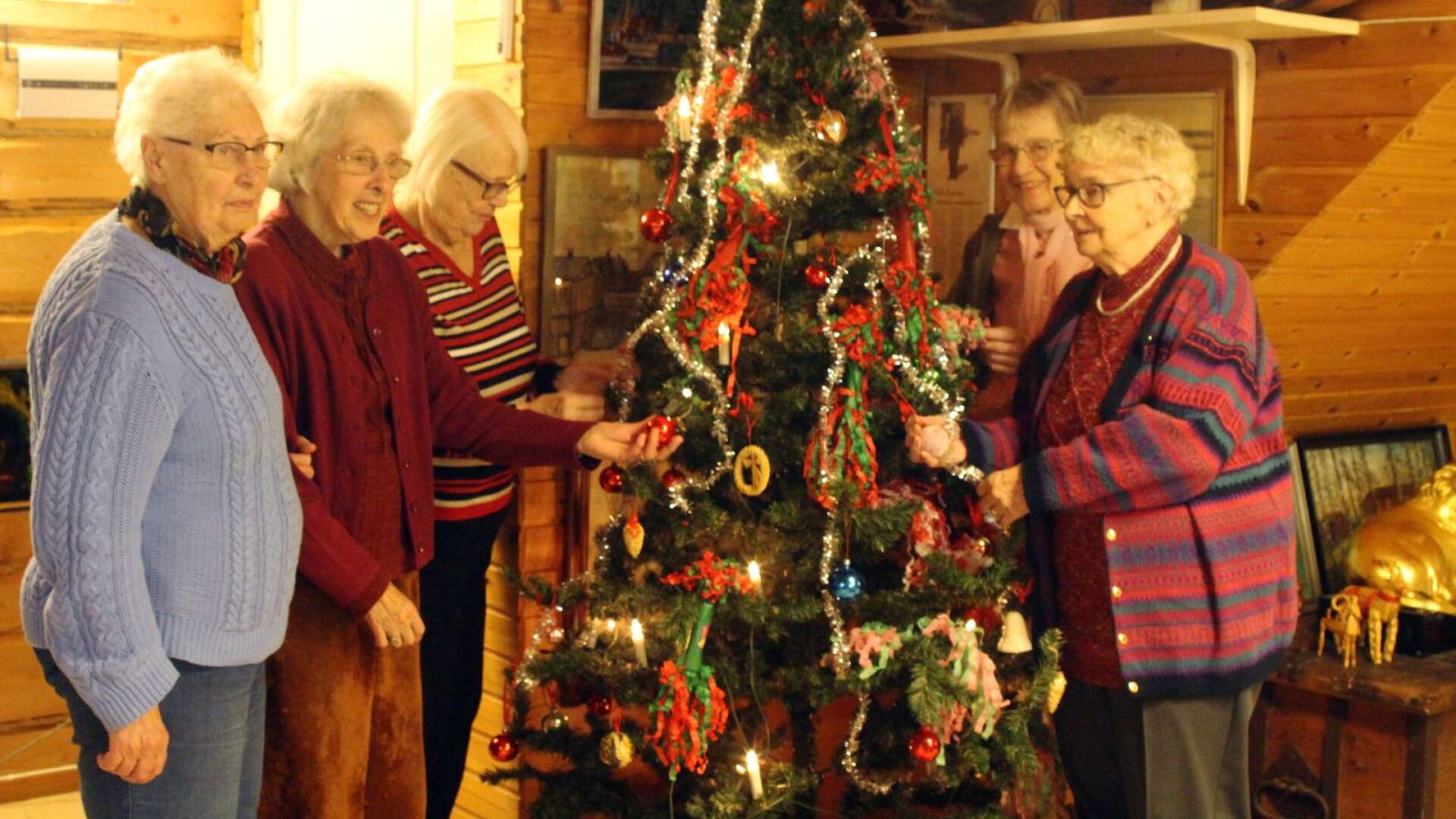 Stina Nilsson, Gullan Elfstedt, Margareta Mohlin, Siv Ivermark och Siv Jansson dekorerade julgranen inför julmarknaden.