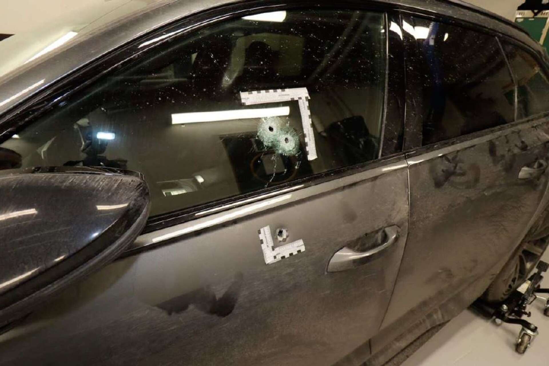 Bilen hade tre skotthål i karossen.