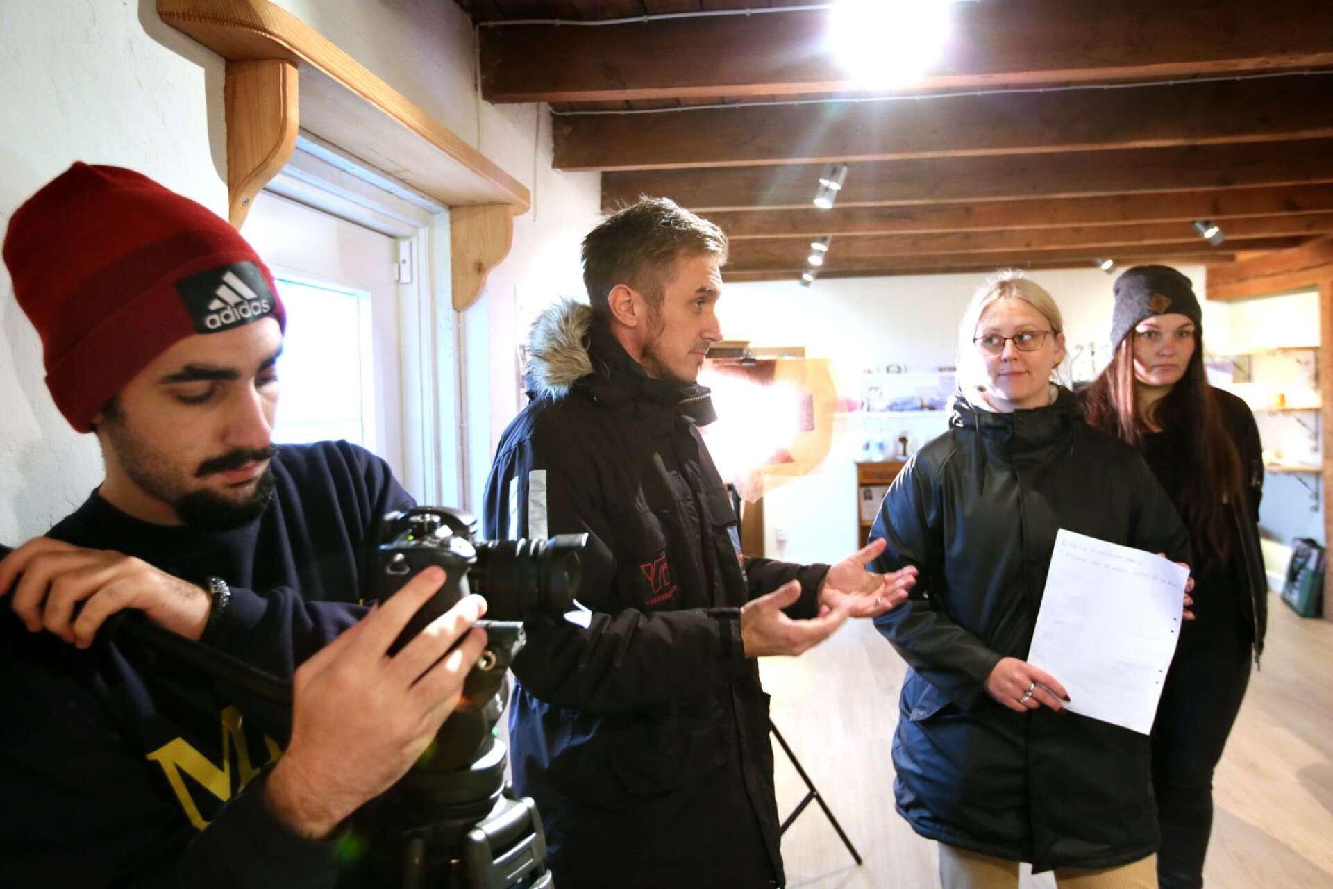 Andreas Hansen, Studiefrämjandet, har producentmeriter från Uti bögda och är med som handledare för det unga filmteamet. Till vänster Aramazt Sarkissian som sköter foto och redigering, till höger inspelningsledare Jenny Karlsson och skådespelaren och sminkösen Bella Kokkonen.