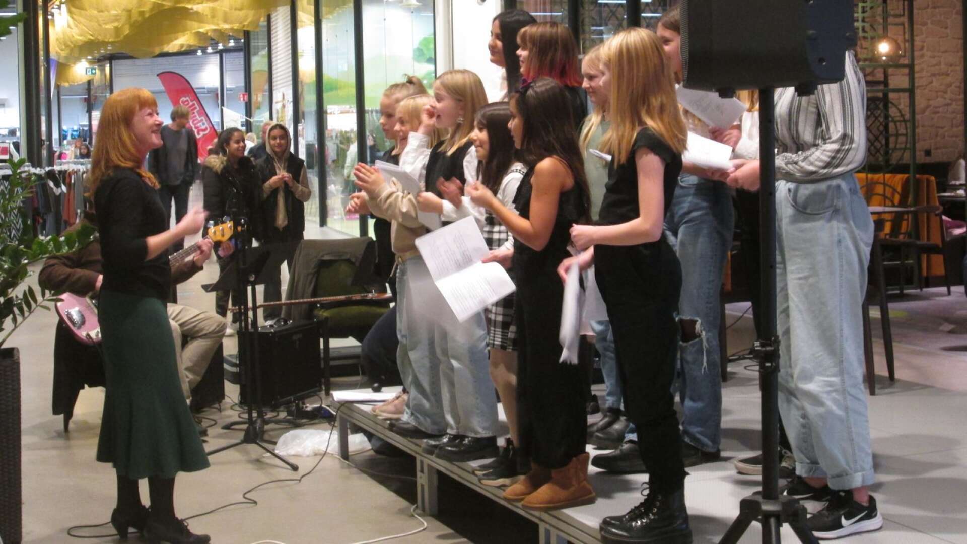 Skolbarn från olika delar av Mellerud sjöng under jubileet.
