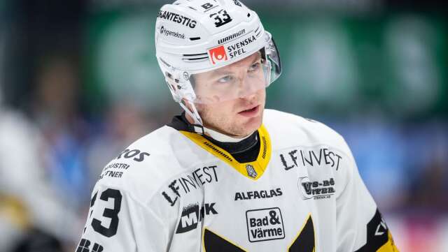 Oliver Bohm skrev under torsdagen på ett nytt avtal med Västerås som sträcker sig över den kommande säsongen.