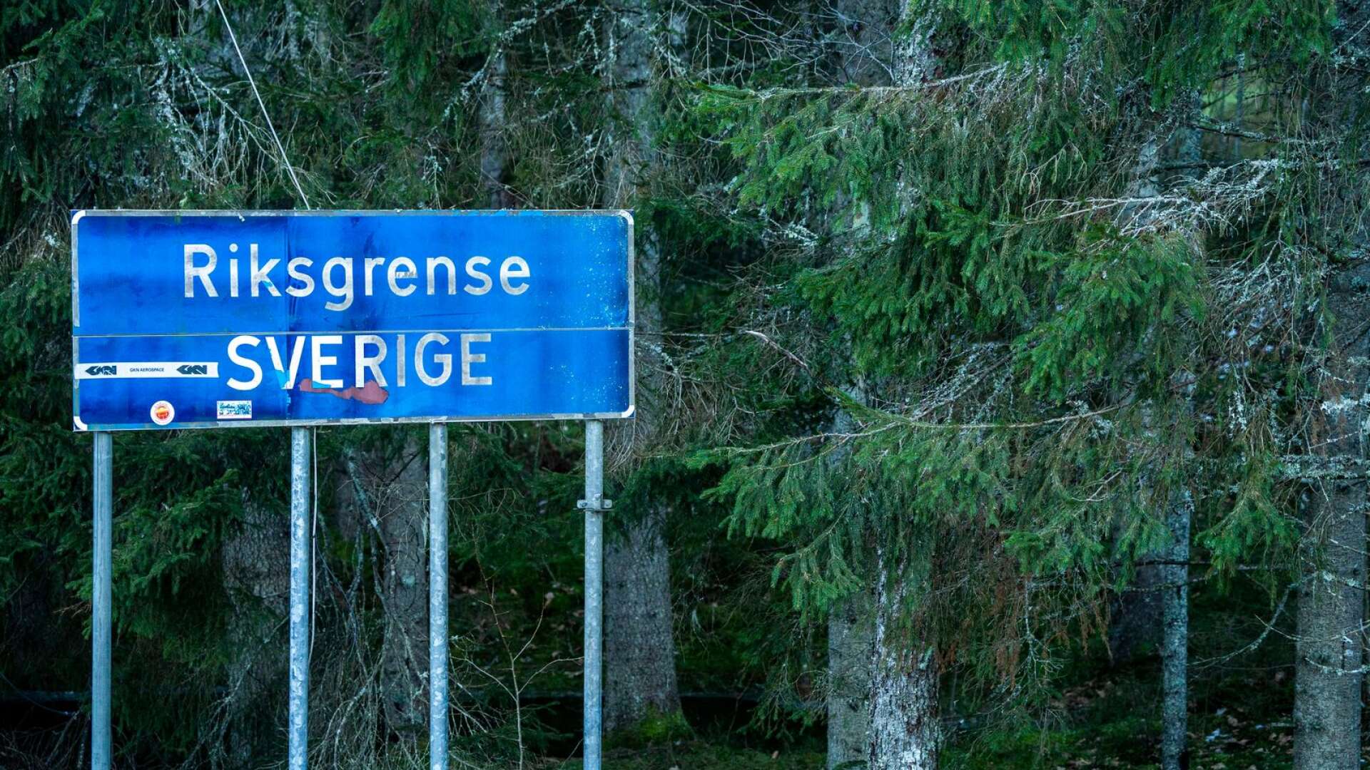 Nu blir det lättare för norrmän, och andra som reser in från Norge, att passera den här skylten. Men det är fortsatt besvärligt när de ska hem.