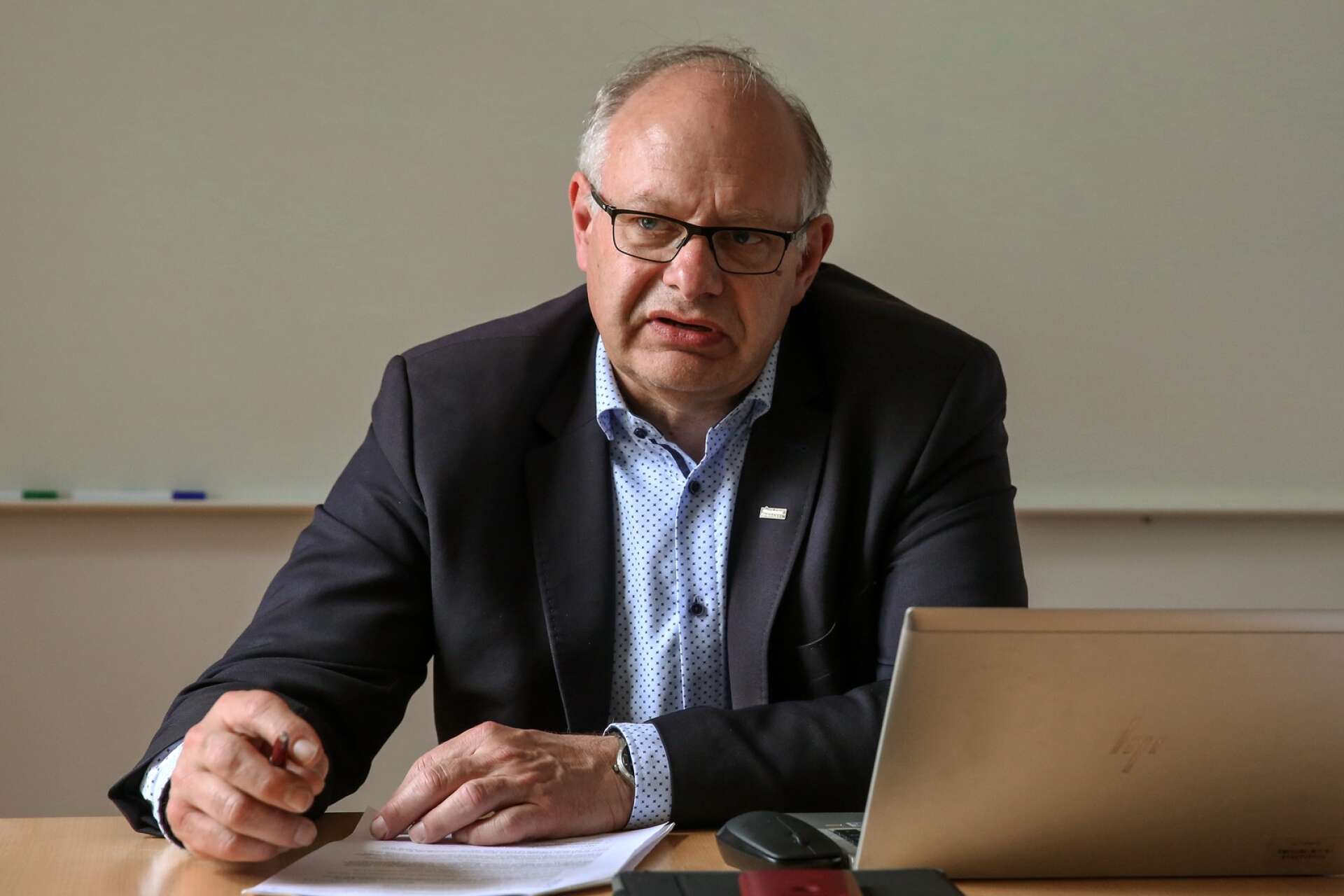 Jonas Sundström (S), kommunalråd Lidköping, vill se över alternativen till att tvingas vända Kinnekulletåget i Herrljunga.