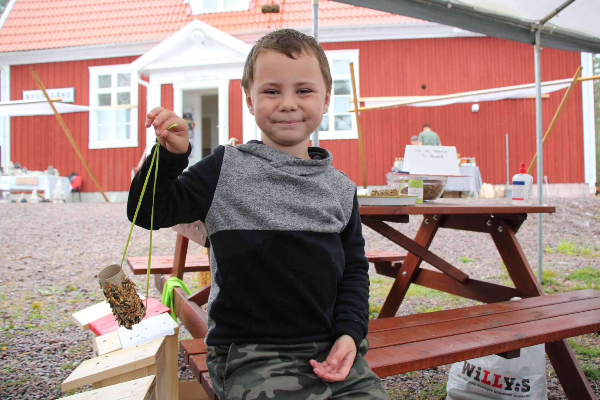 För barnen ordnas olika pysselaktiviteter. Milo Pettersson, 5 år, gjorde en fågelmatare.