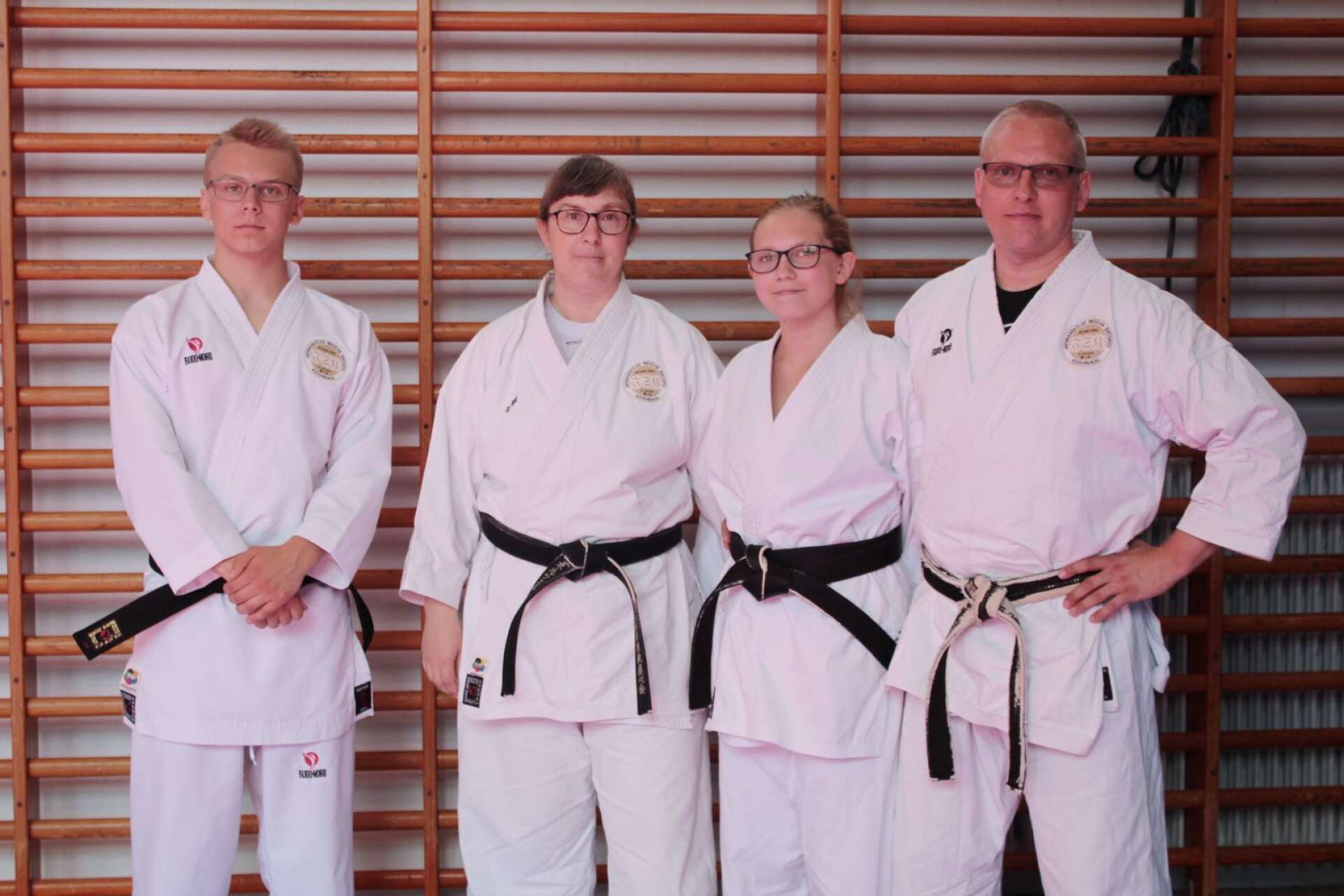 Hela familjen Schnelzer Magnusson har nu svart bälte i karate.