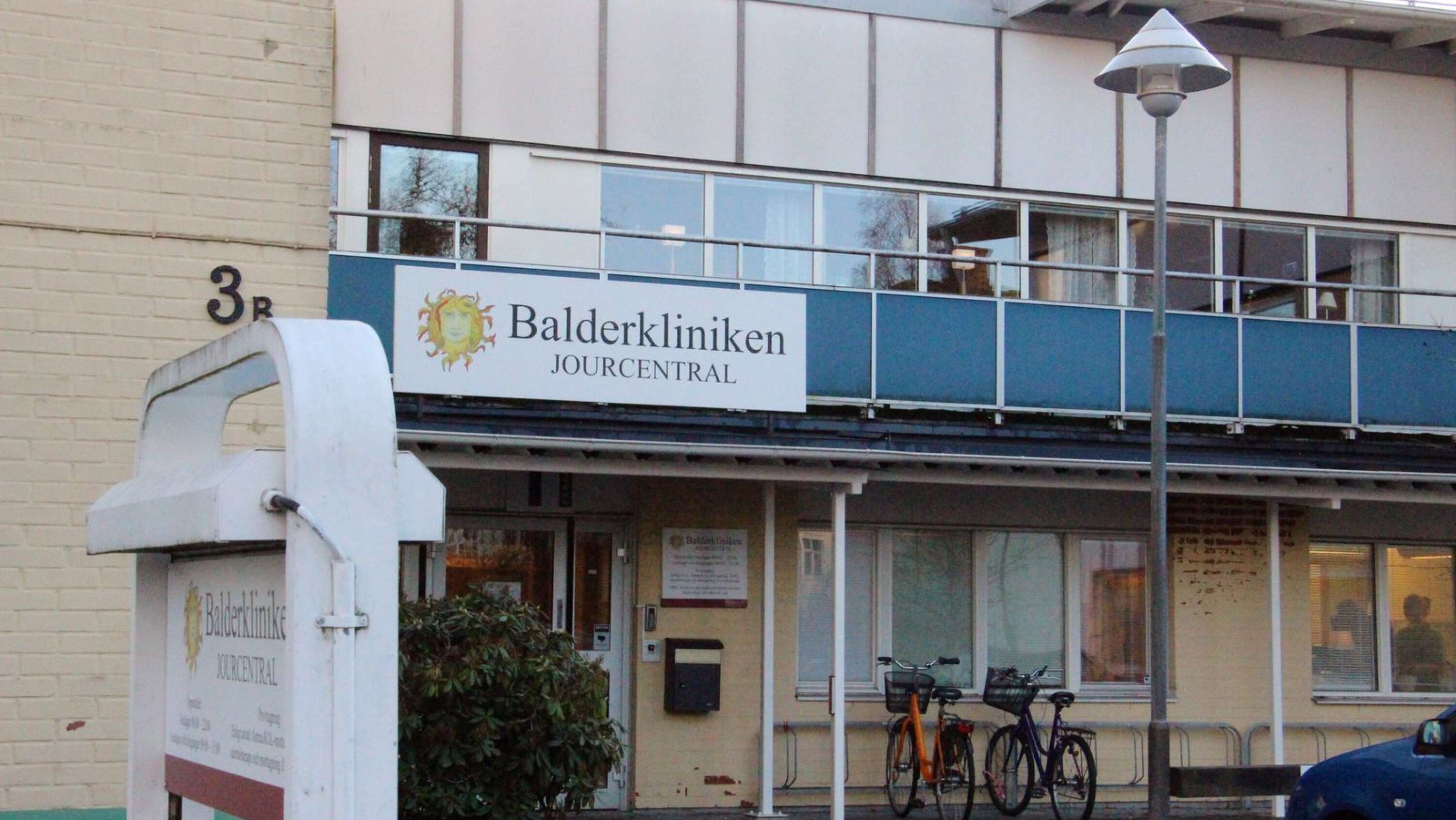 Åmåls kommun framför i en skrivelse till Inspektionen för vård och omsorg hård kritik om hur Västra Götalandsregionen agerade när regionen stängde Balderklinikens vårdcentral i Åmål. 