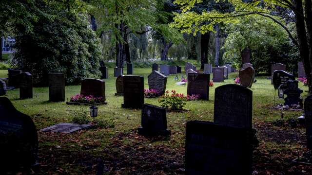 Översvämningar är ett orosmoln för en del svenska kyrkogårdar. Arkivbild.