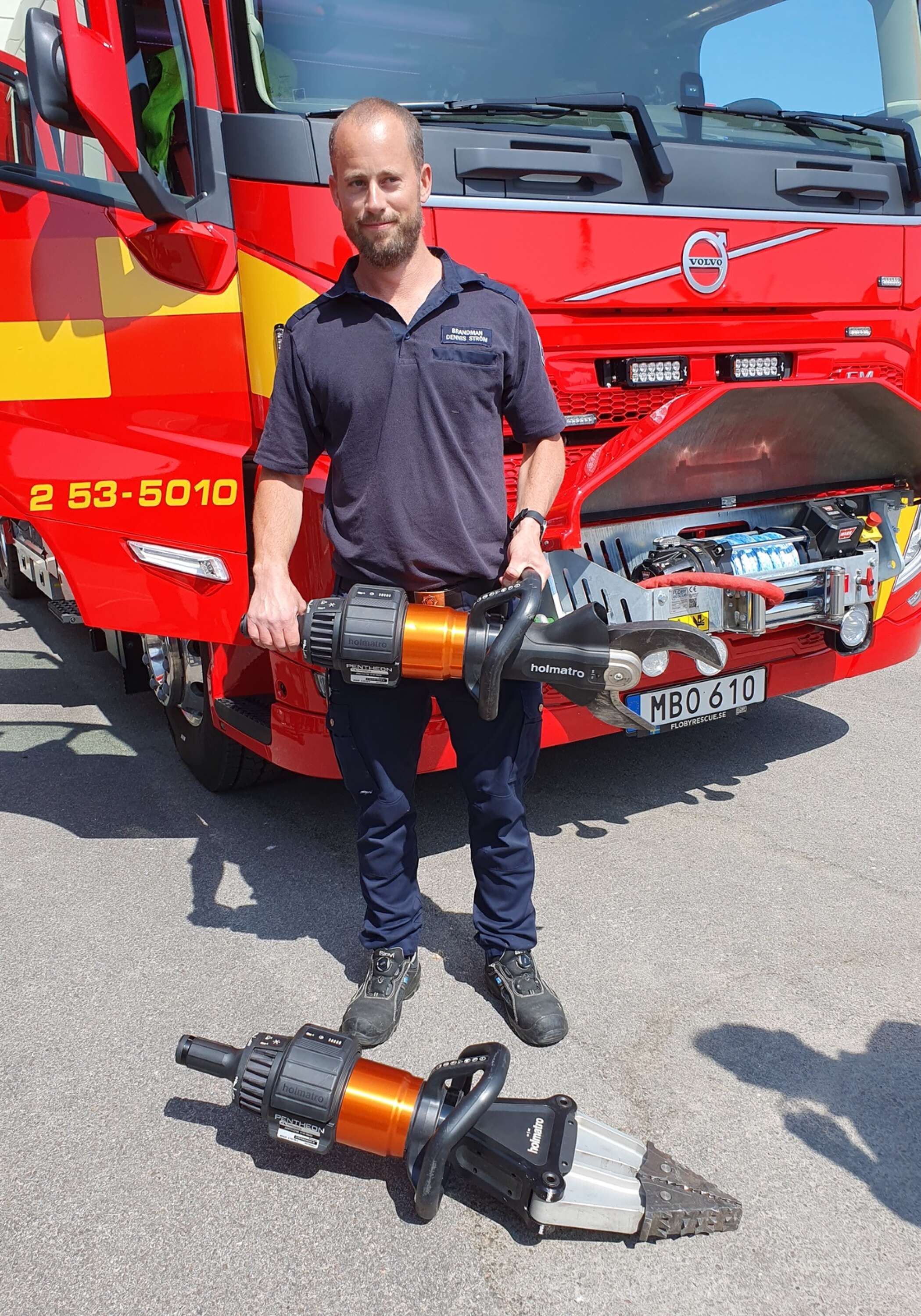 Brandman Dennis Ström visar upp de nya klippverktygen som ska användas för att få loss människor ur krockade bilar.
