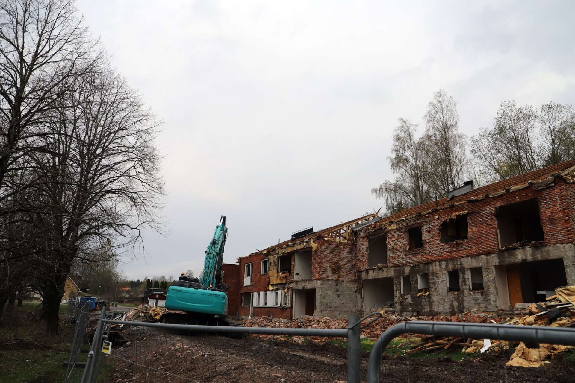 Rivningarna av de tidigare bostadshusen i Billingsfors fortsättter.