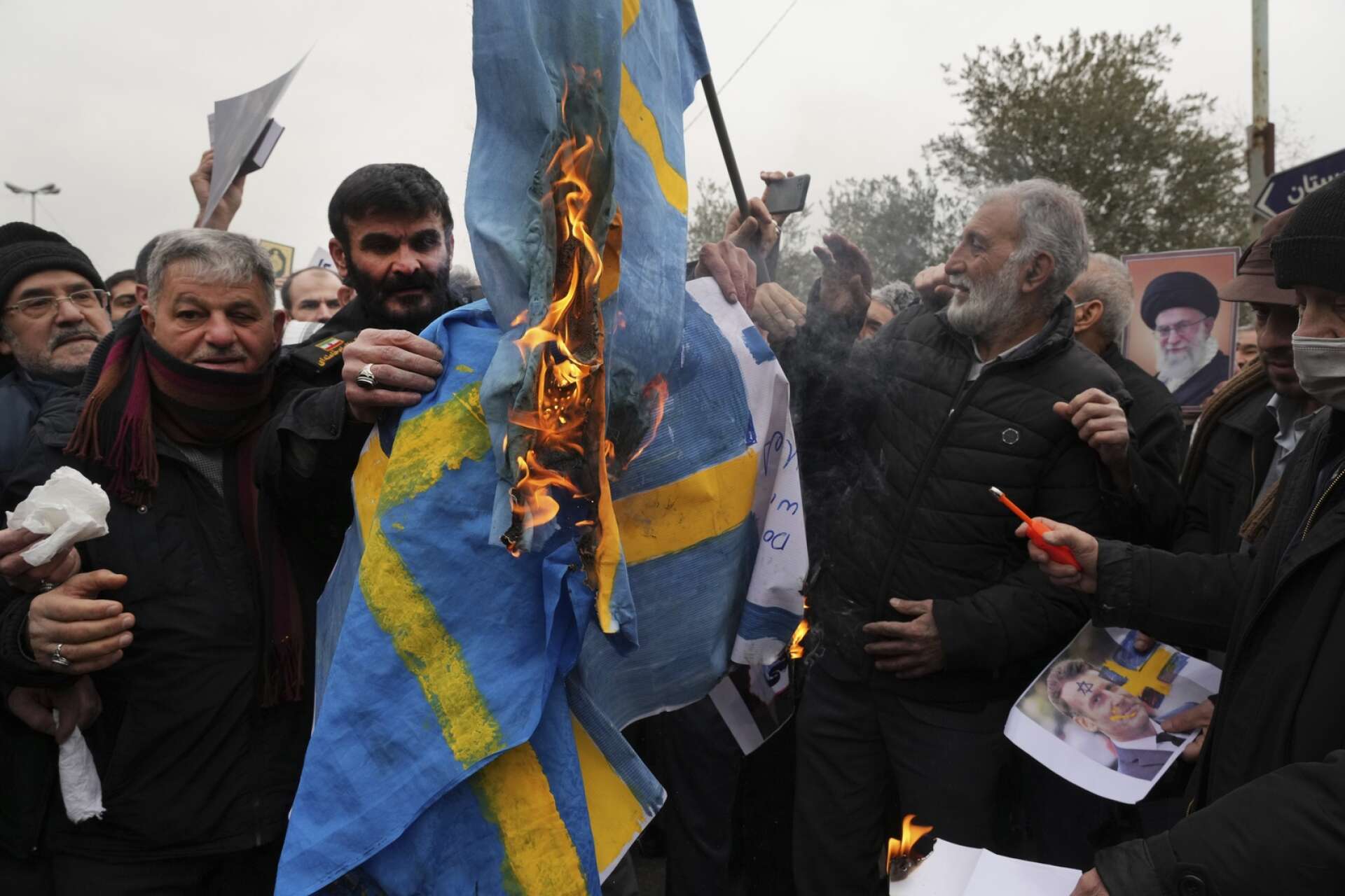 Svensk flagga bränns i en protest i Iran.