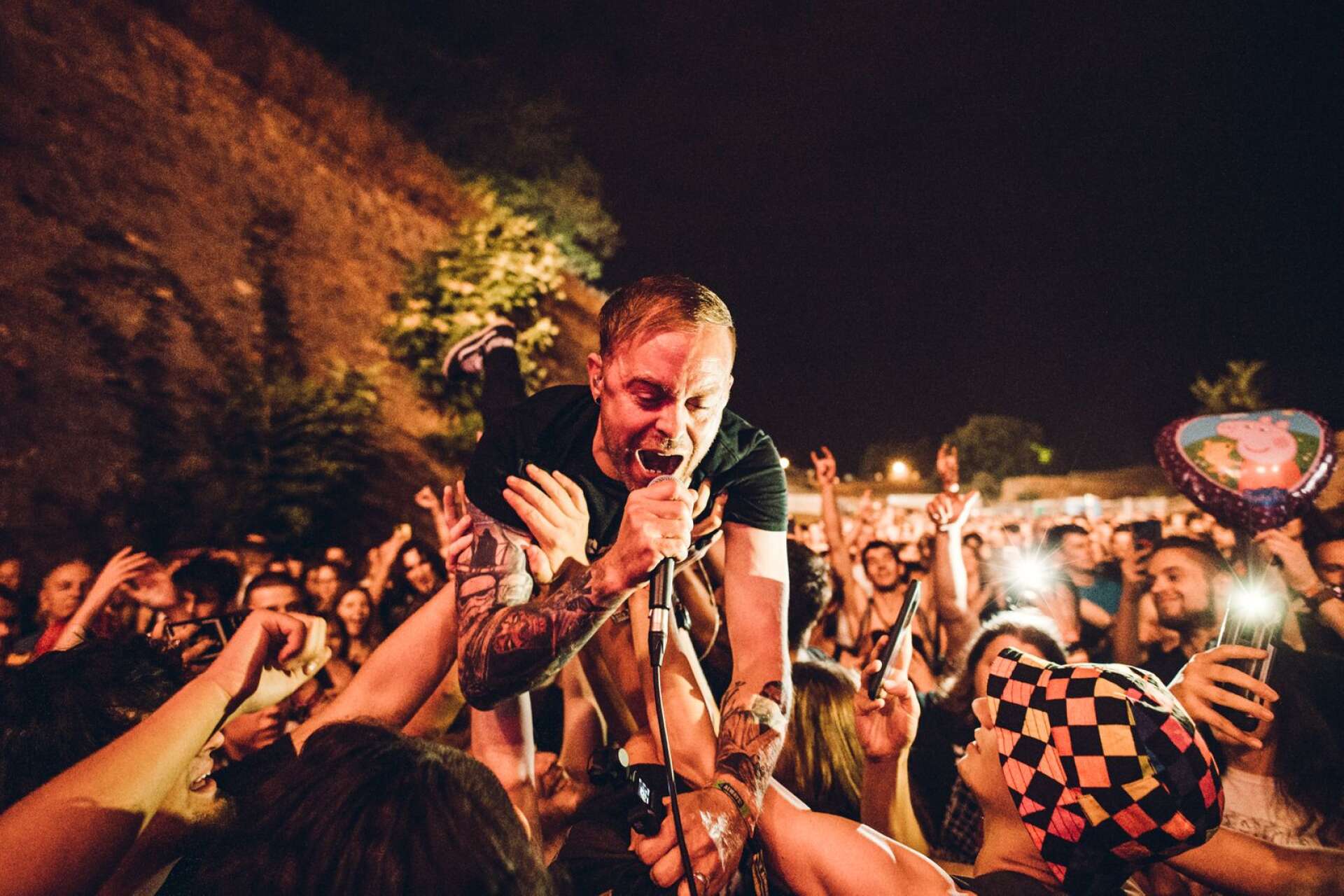 Misconducts sångare Fredrik Olsson crowdsurfar i Spanien. Blir det samma stämning i stadsparken i maj?