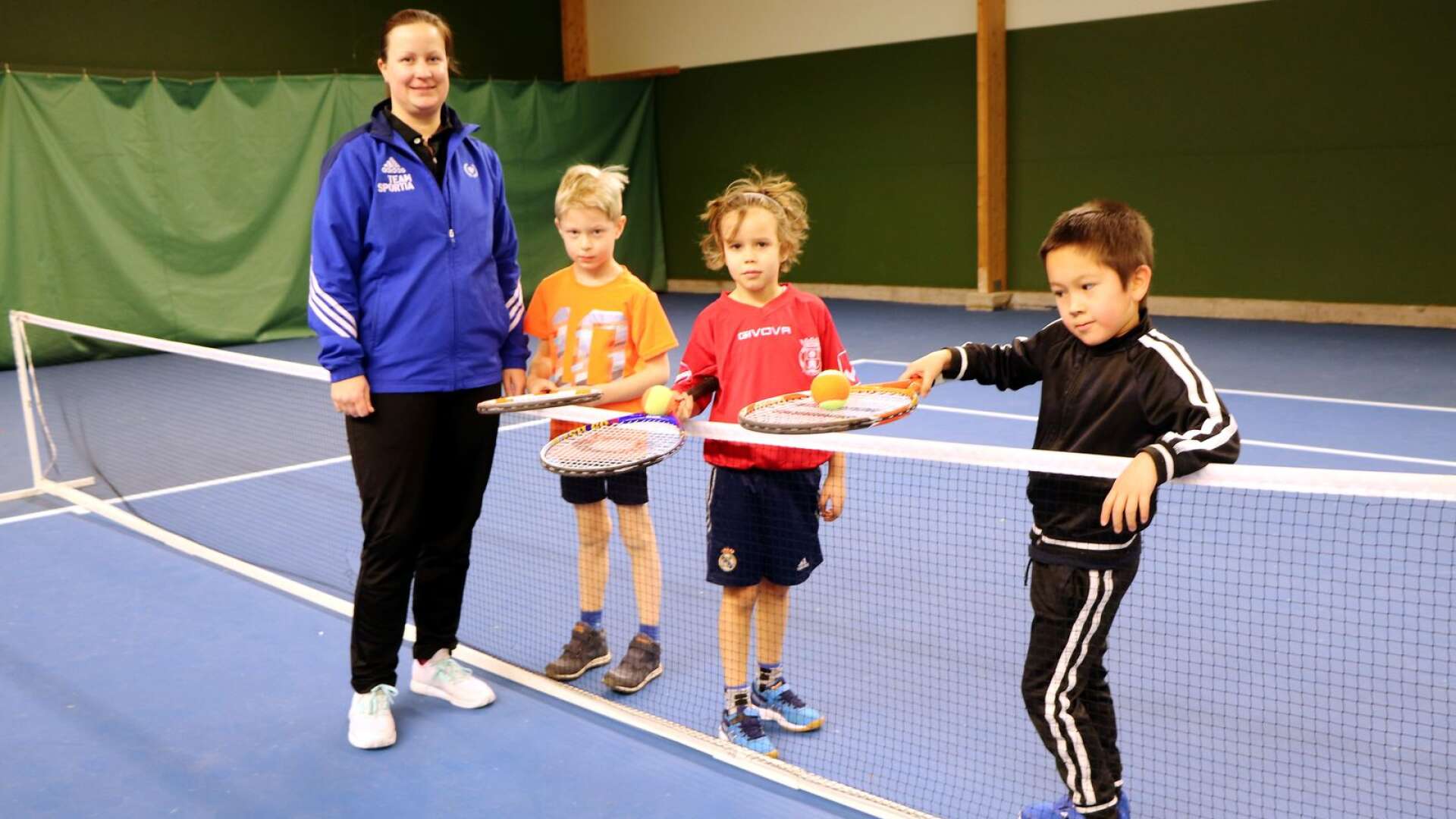Björn Eriksson, Aitor Alvarez Santana och Alexander Stensson spelade tennis på sportlovet under ledning av Hjo Tennisklubbs tränare Martina Susi. 