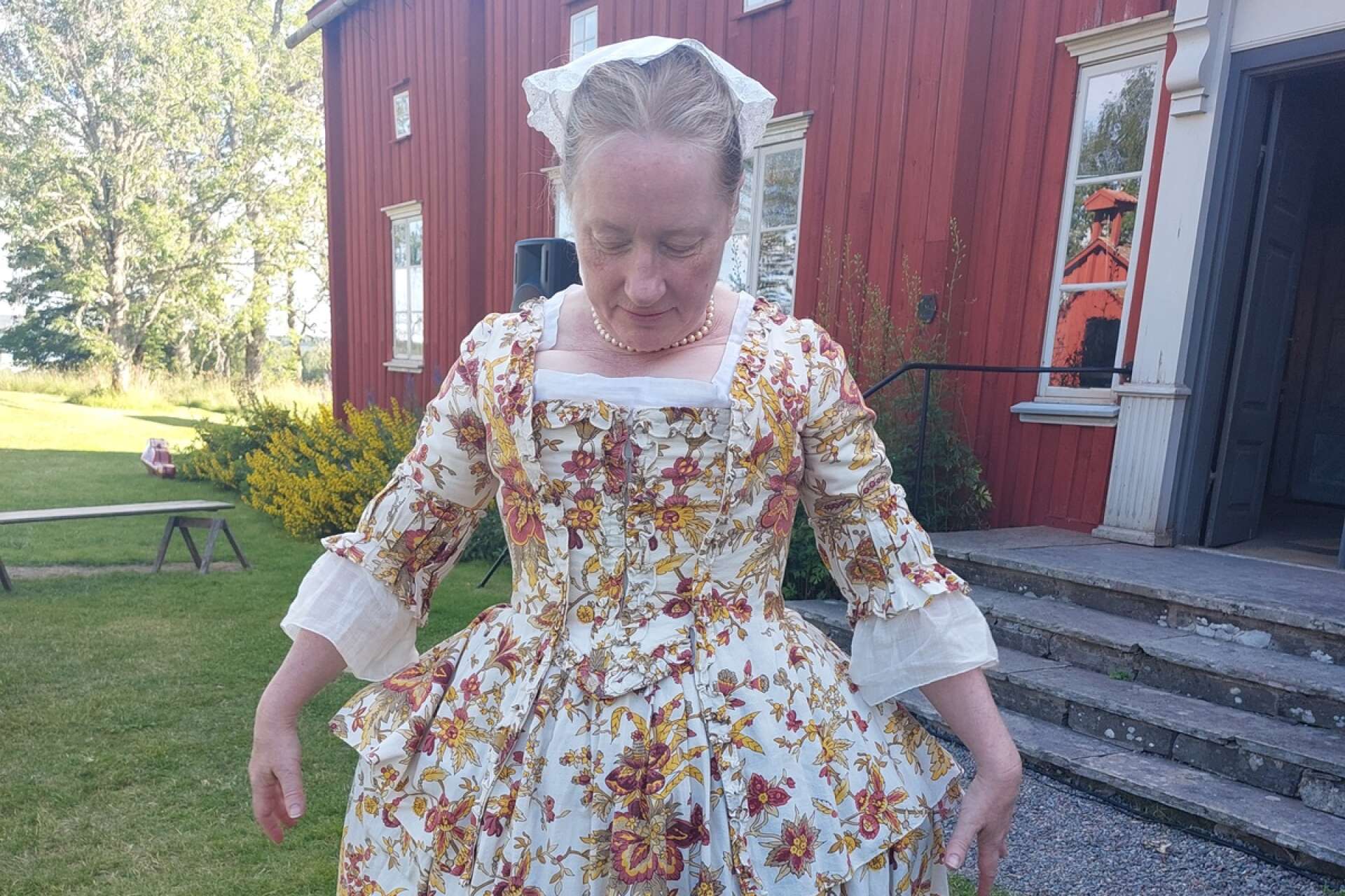 Kerstin Sjösten Wölling har själv sytt sin 1700-talsdräkt och gav massor av råd till den som är sugen på att sy en egen.