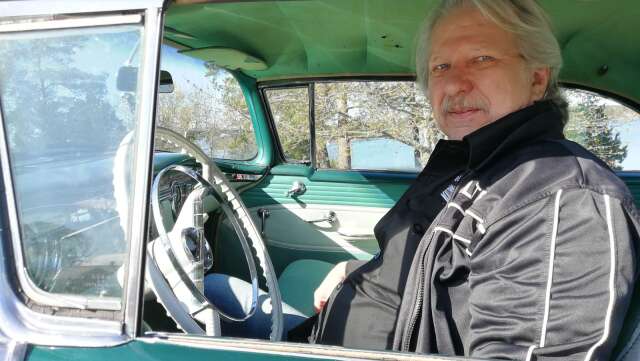 Stilfull. Tommy Johansson kör numera en Oldsmobile 88 Holiday sedan från 1955.