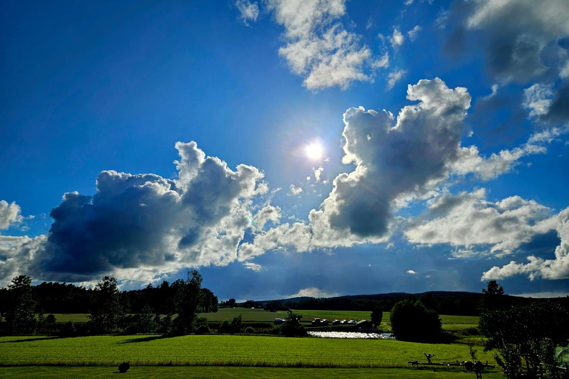 Sol och vackra moln över Nysäter. Birgitta Brunzell har tagit bilden.