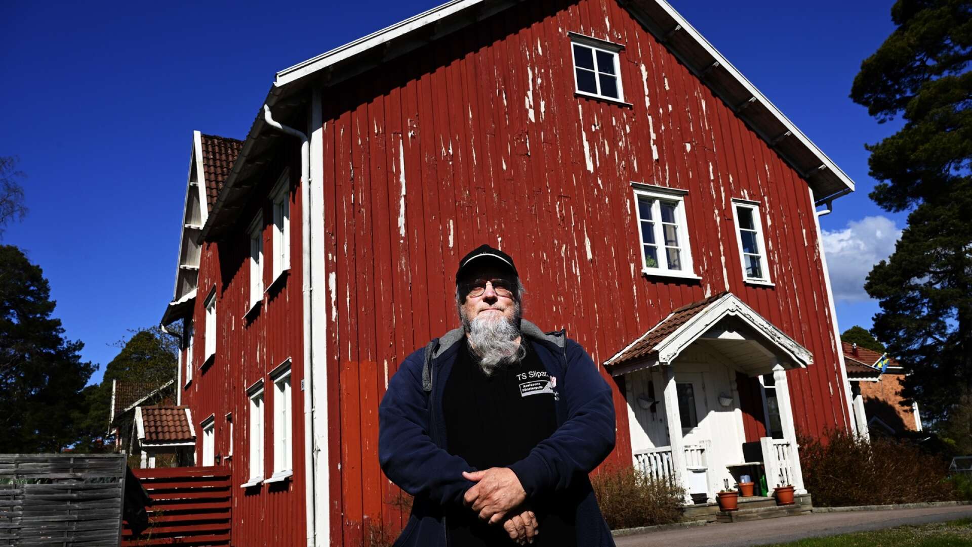 Tony Sonnö och flera av hans grannar på Rölon i Skoghall vill hitta billigare och bättre lösningar för att rusta upp bruksbostäderna. Nu har de också fått stöd av Hyresgästföreningen.