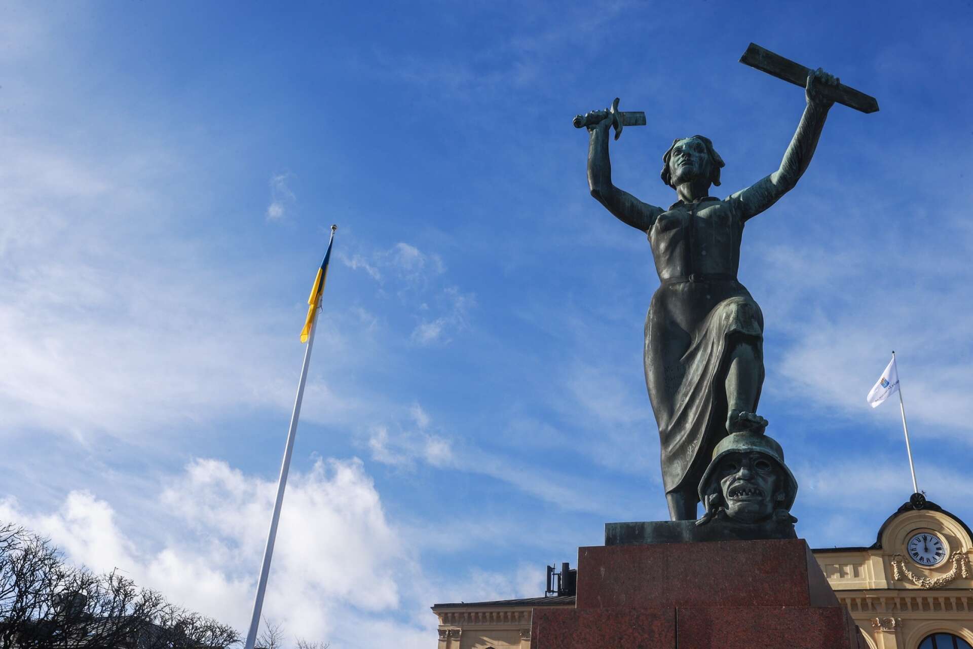 Den ukrainska flaggan vajade inte jättestolt på Stora Torget under fredagen men det är ändå en viktig symbolisk handling att hissa den, tycker Peder Hyllengren. 