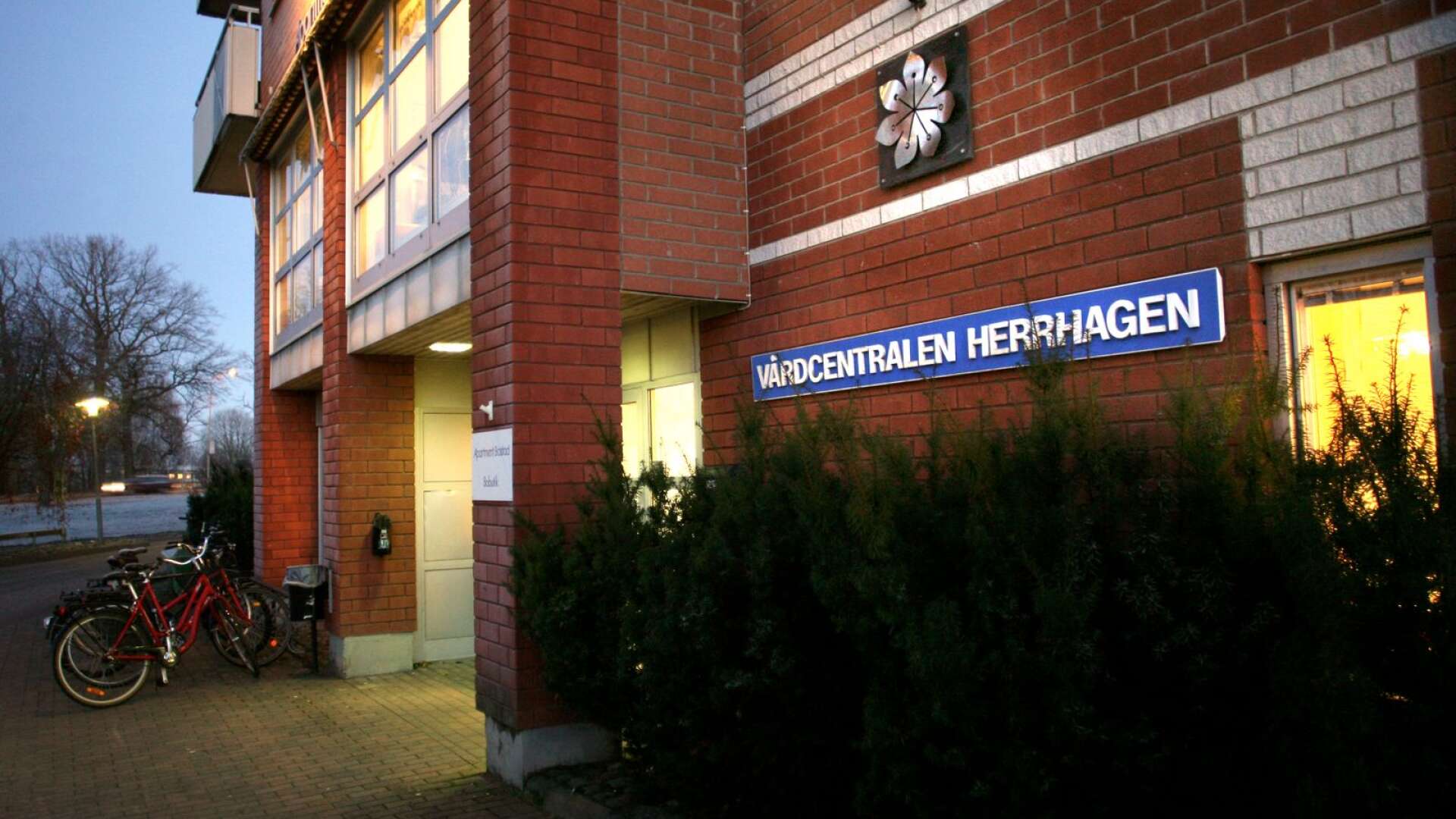 Herrhagens vårdcentral skulle få flytta till Inre hamn. Nu föreslås att flytten stoppas, eftersom strukturen för vårdcentraler i Karlstad nu ses över.